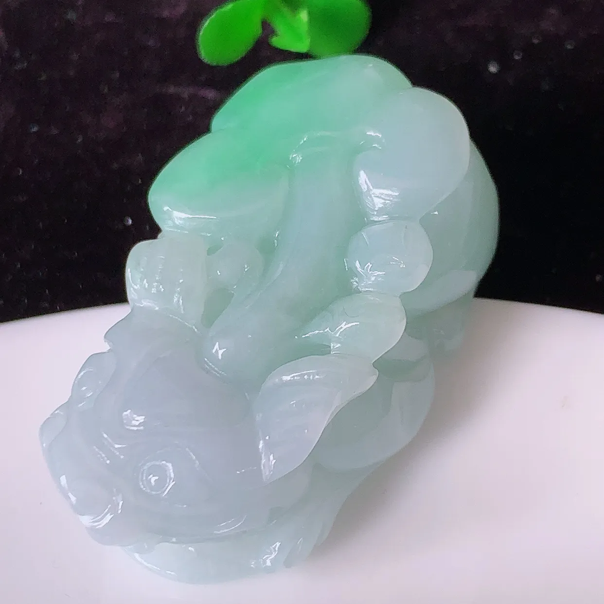 自然光实拍，冰润飘绿翡翠霸王貔貅吊坠，民间有“一摸貔貅运程旺盛，再摸貔貅财运滚滚，三摸貔貅平步青云 ”的美好祝愿。#81.26
