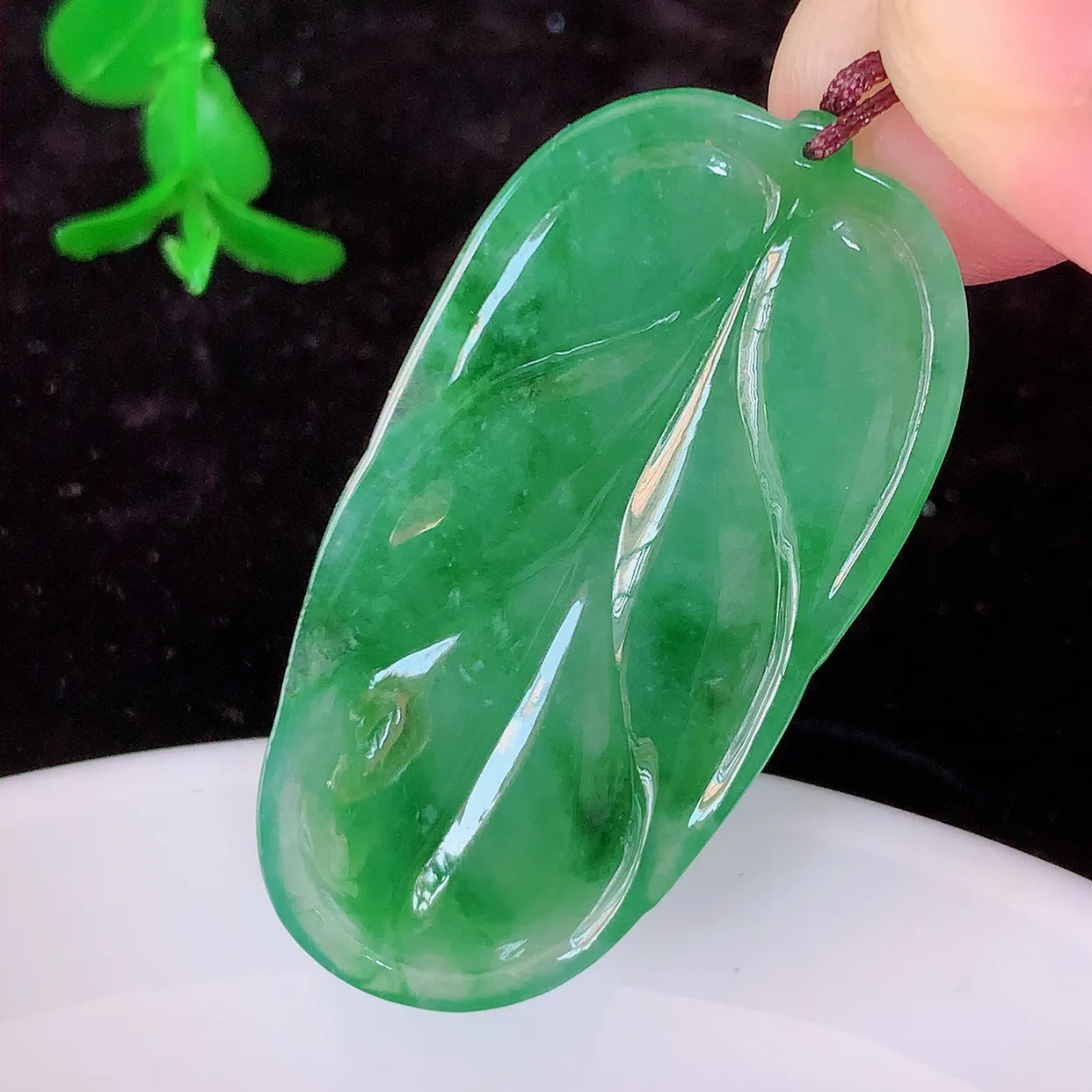 自然光实拍，冰飘花翡翠金枝玉叶叶子吊坠，寓意“大业有成，一夜成名，”水润通透叶子，翡翠叶子，清秀高雅，性价比超值！#75.26