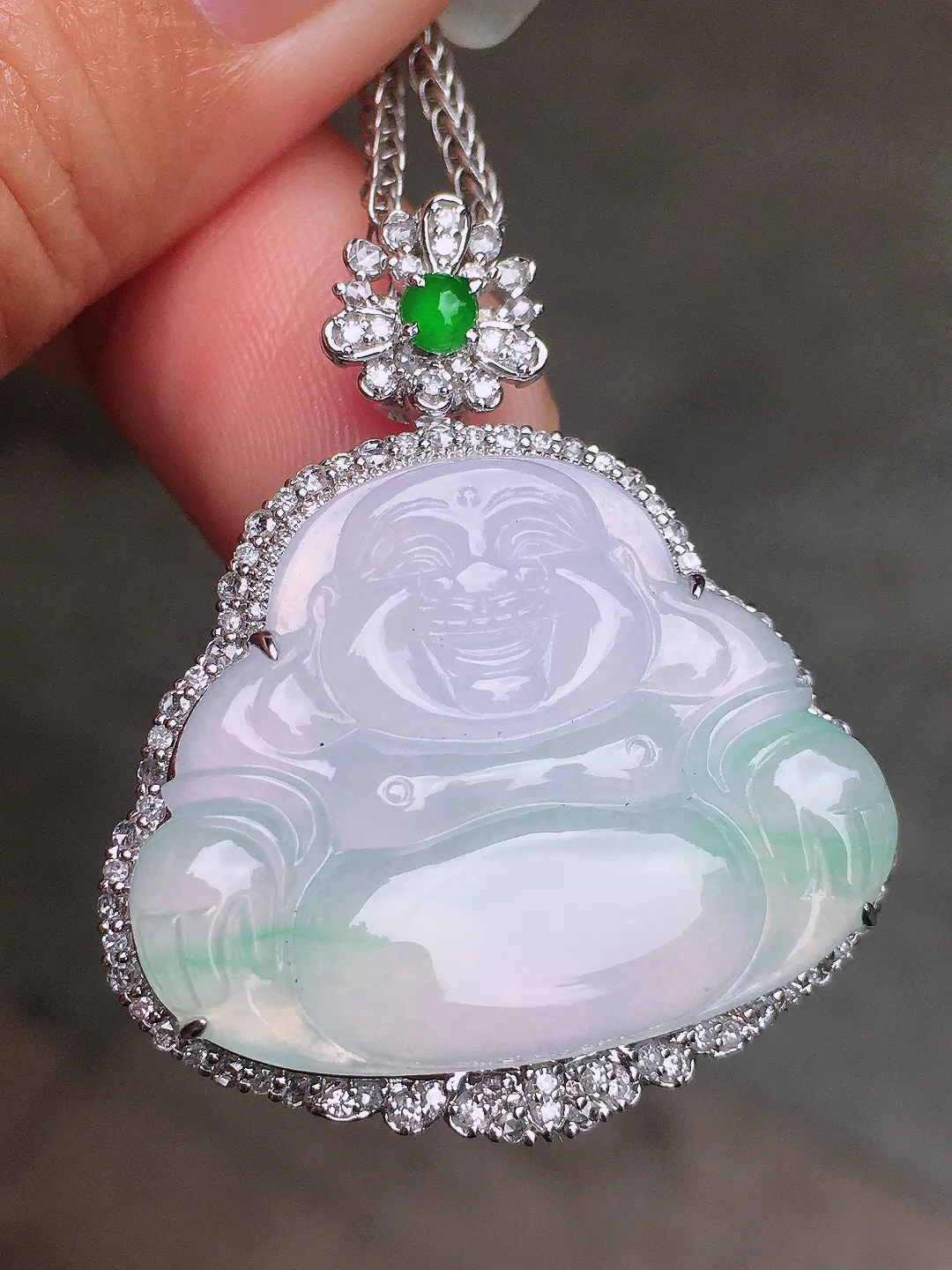 冰飘绿佛公吊坠，色泽艳丽，玉质细腻，荧光感超
强，饱满圆润，尽显优雅气质，18k
金豪华镶嵌