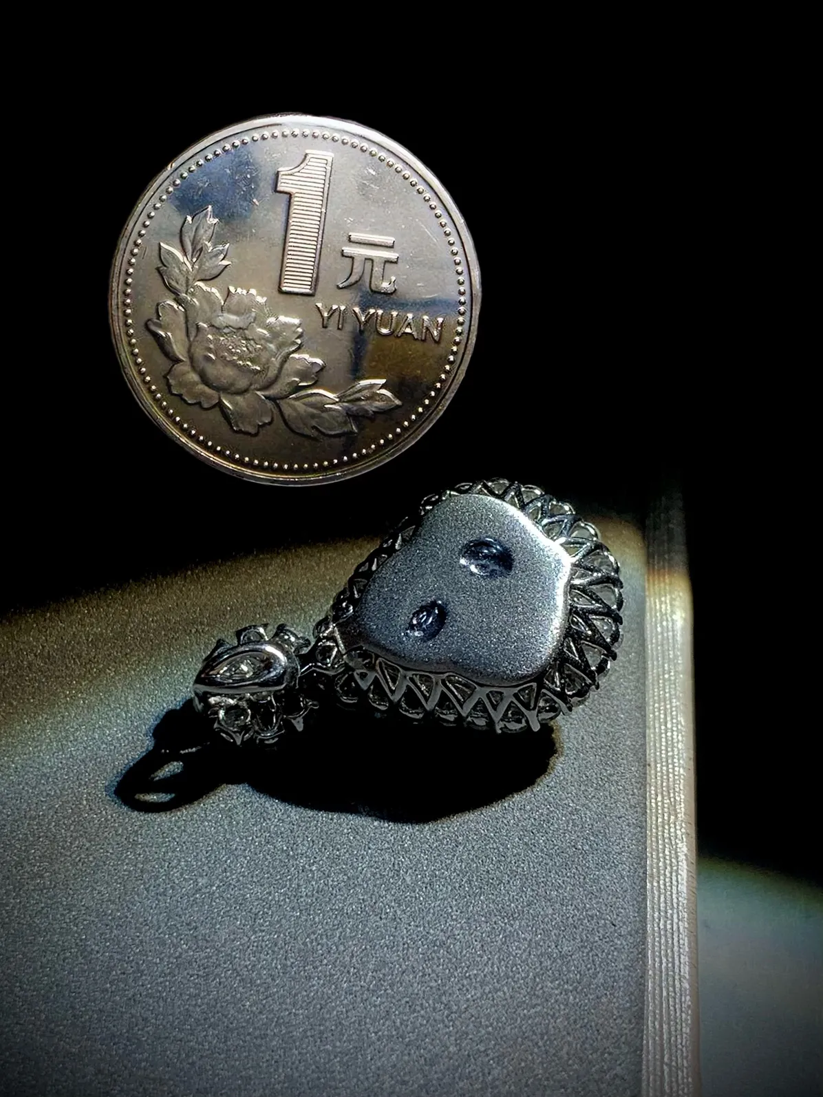 【福禄】绿葫芦，裸石 12.2-12-3.5mm，
整体27-16.2-10.6mm，
18K金，南非钻，不配图链