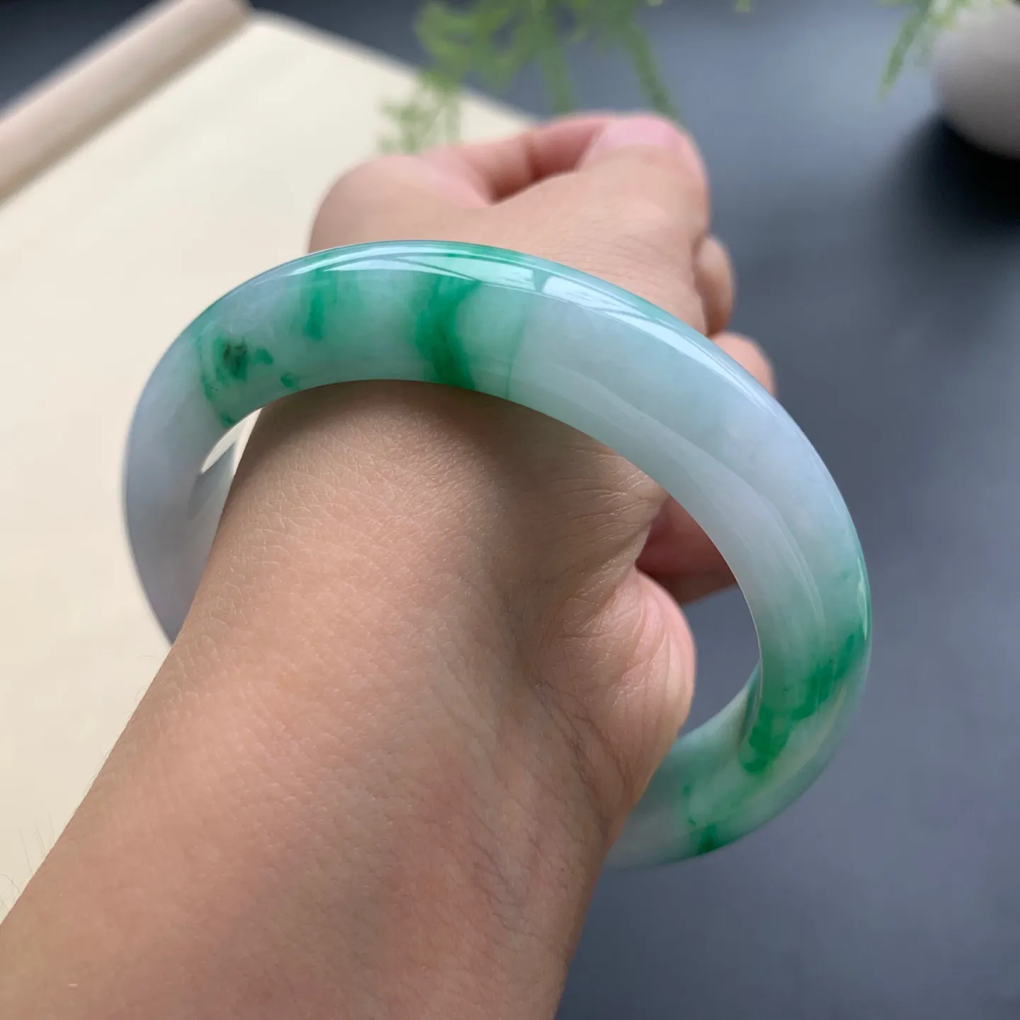 55.8圈口辣色正圈手镯 尺寸：55.8-12-9，无纹裂，细腻光滑，色辣靓丽