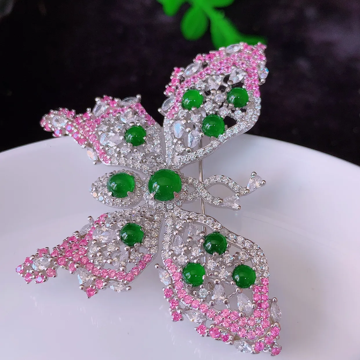 冰透满绿翡翠925银镶嵌蝴蝶胸针，自然光实拍，翠色灵动，颜色漂亮，种老水足，品相佳，佩戴佳品！#97