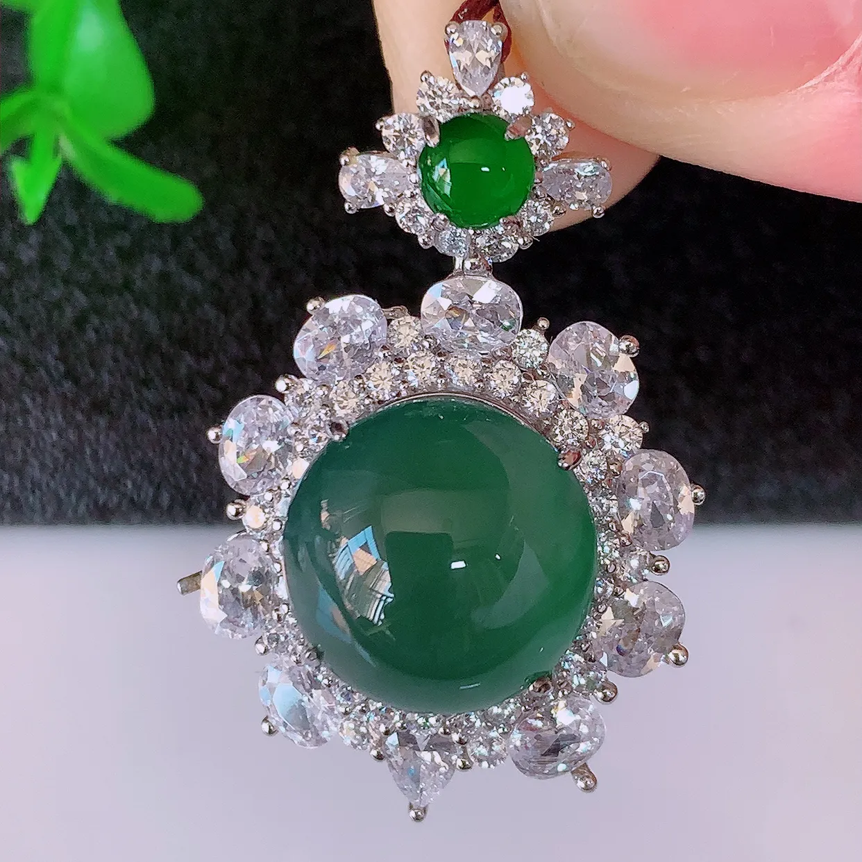 冰透满绿翡翠925银镶嵌吊坠，自然光实拍，翠色灵动，颜色漂亮，种老水足，品相佳，佩戴佳品！#97.26整体32*20.5*10裸石12.5*11