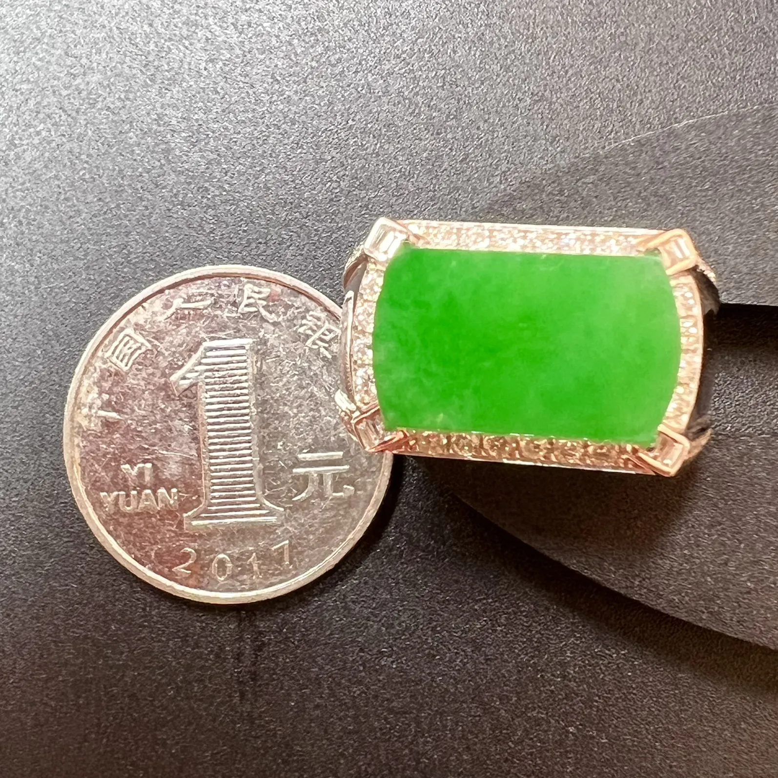 满绿男戒整体尺寸26.5*22.7*6.7裸石尺寸16.1*9.8*2.5
