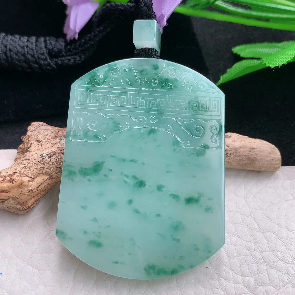 yl自然光53.8*41*5.8天然缅甸翡翠怀古雕飘花平安无事牌玉吊坠