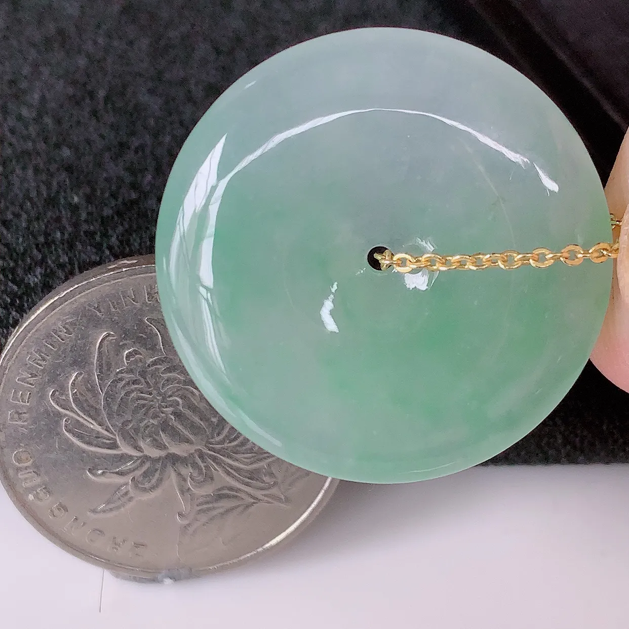 自然光实拍，冰种飘绿翡翠平安扣吊坠，玉扣，平安是福；很美的料子，平安扣佩戴优雅迷人！#57.29