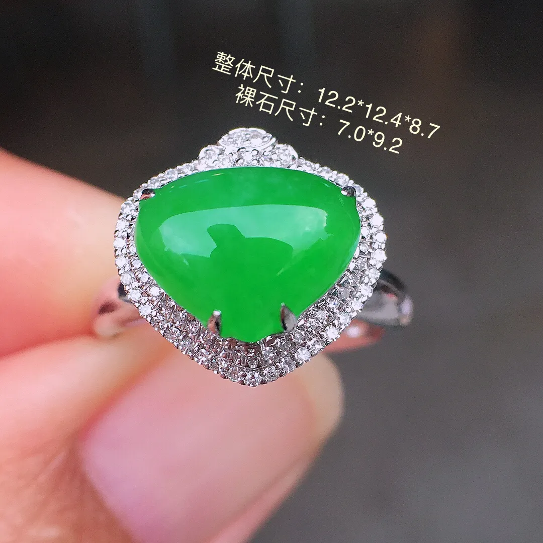 阳绿水滴戒指，色泽均匀艳丽，玉质细腻，荧光感超
强，饱满圆润，尽显优雅气质，18k
金豪华镶嵌