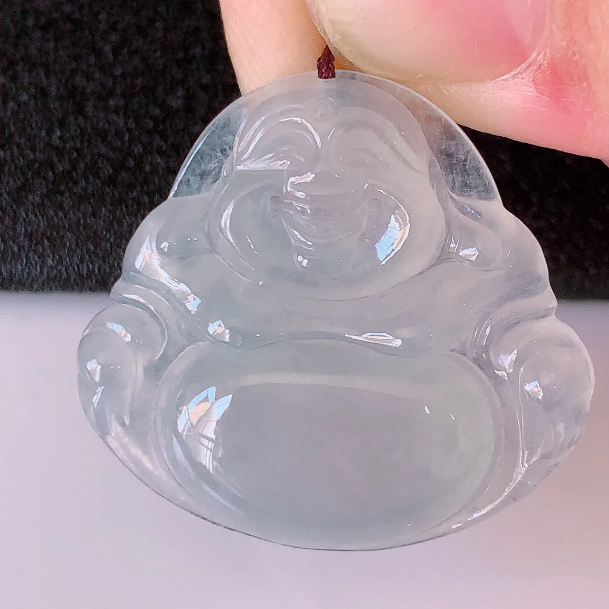 自然光实拍，冰种翡翠佛公，水灵起胶，翠色迷人，佛公在心中，一生平安，饱满圆润，开怀大笑佛公，配戴灵气十足！#57.26