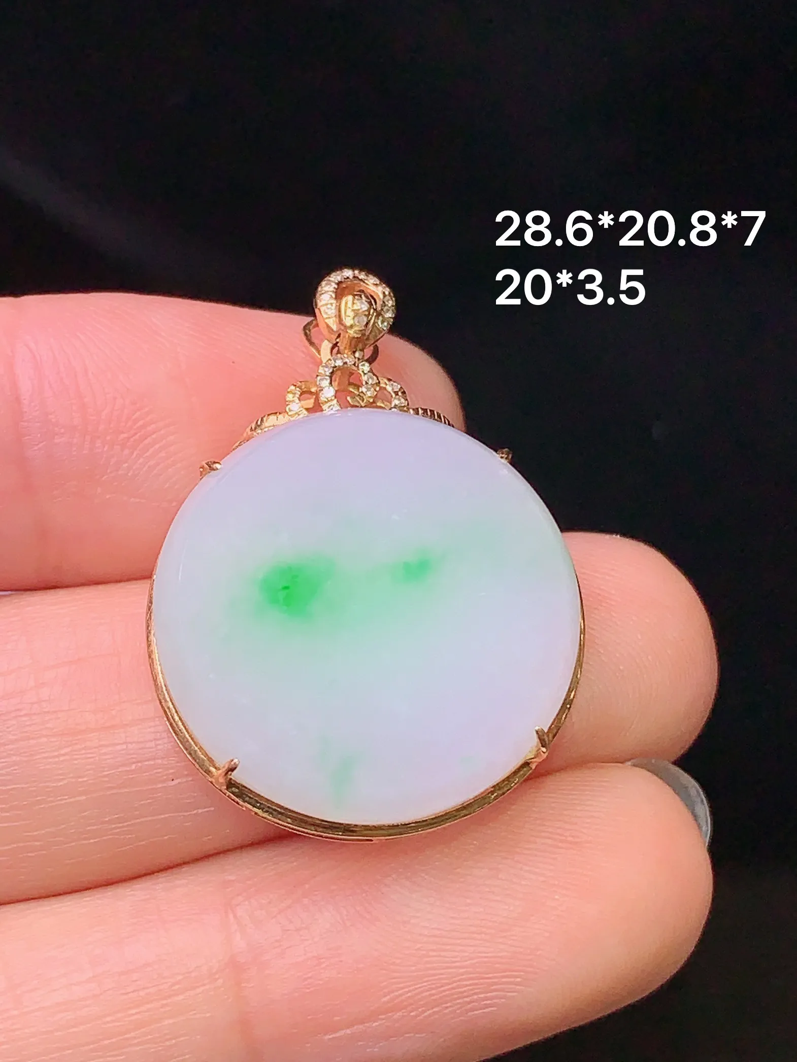 18k金钻镶嵌飘绿圆牌吊坠 玉质细腻 色泽艳丽 水润亮眼  整体尺寸28.6*20.8*7