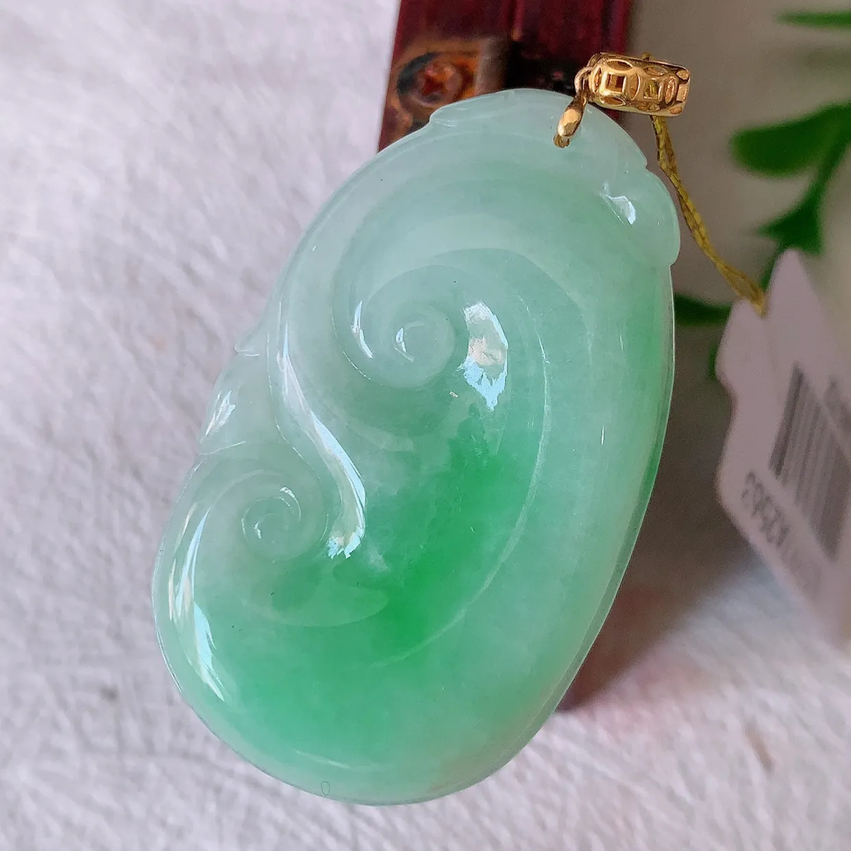 自然光实拍，18k金镶嵌飘绿翡翠如意吊坠，寓意顺心如意，事事如意，吉祥如意，细腻饱满，色泽鲜艳，称心如意佩戴优雅时尚！#35.26整体43.5裸石38*23.5*5.5