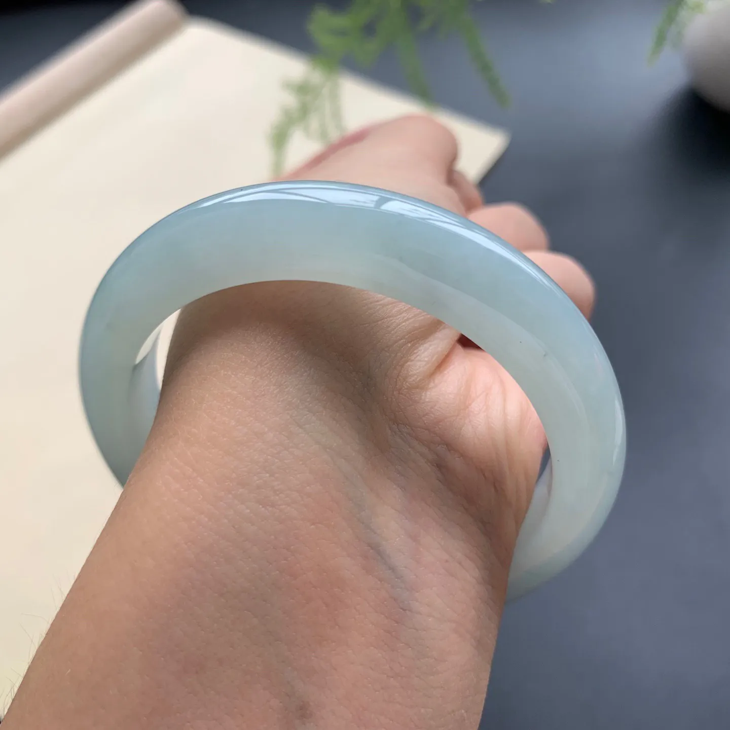 53.5圈口冰晴底正圈手镯 尺寸：53.5-11-8.5，无纹裂，细腻釉洁，水润起胶