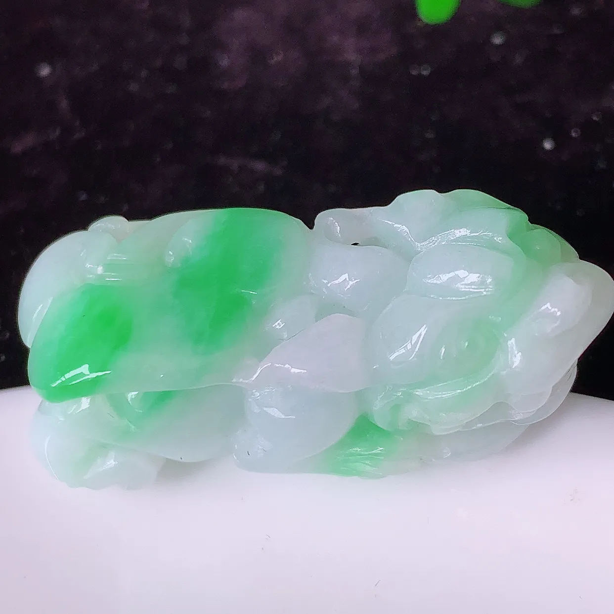 自然光实拍，冰润飘绿招财貔貅翡翠吊坠，民间有“一摸貔貅运程旺盛，再摸貔貅财运滚滚，三摸貔貅平步青云 ”的美好祝愿。#81.26