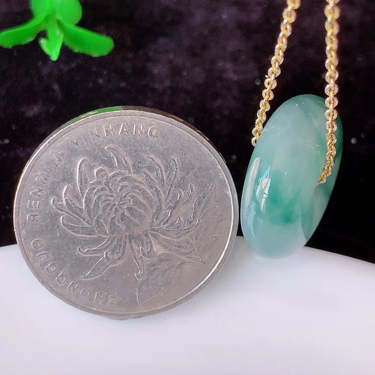 自然光实拍，冰种飘花翡翠平安扣吊坠，翠色灵动，种老水足，寓意好，品相佳，佩戴佳品！#57.26