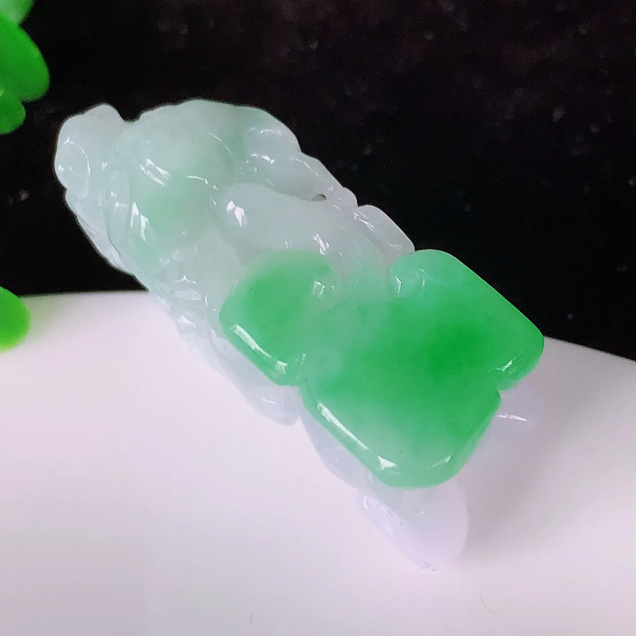 自然光实拍，冰润春带彩翡翠招财貔貅吊坠，民间有“一摸貔貅运程旺盛，再摸貔貅财运滚滚，三摸貔貅平步青云 ”的美好祝愿。#81.29