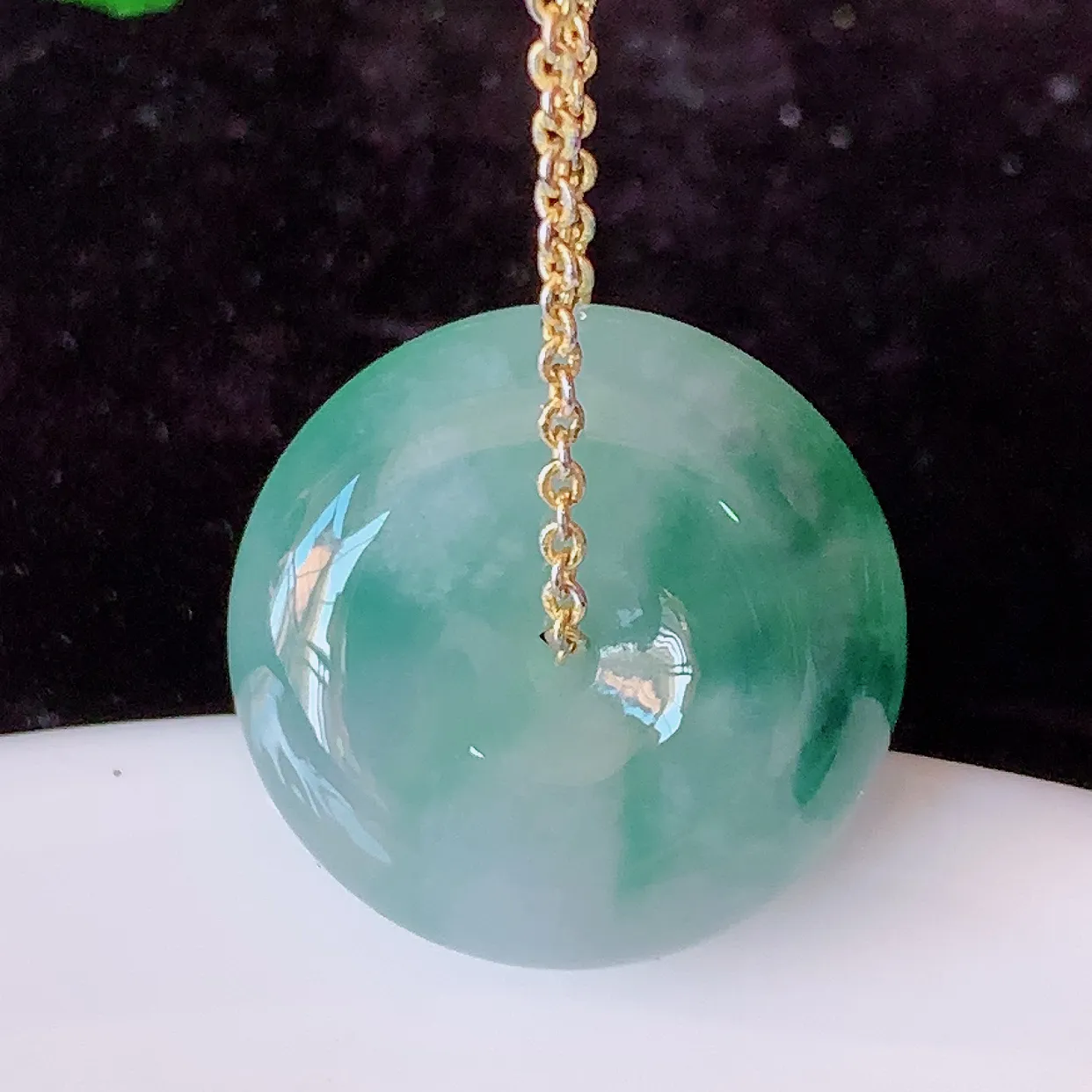 自然光实拍，冰种飘花翡翠平安扣吊坠，翠色灵动，种老水足，寓意好，品相佳，佩戴佳品！#57.26