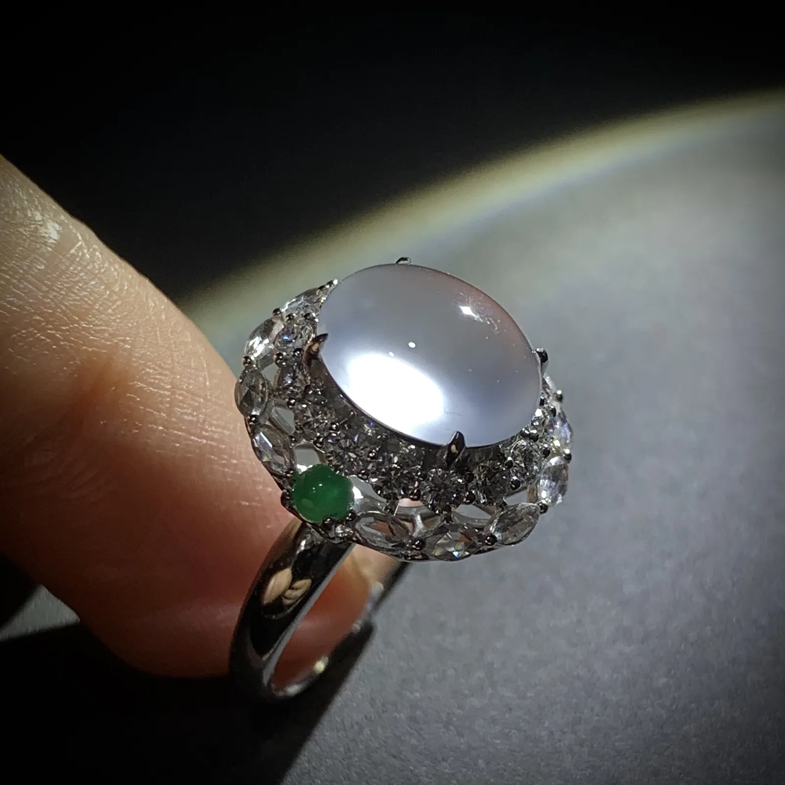 白冰戒指，裸石约11.3-9.5-5.2mm，
台面整体17-16.8-12.5mm，
14#，18