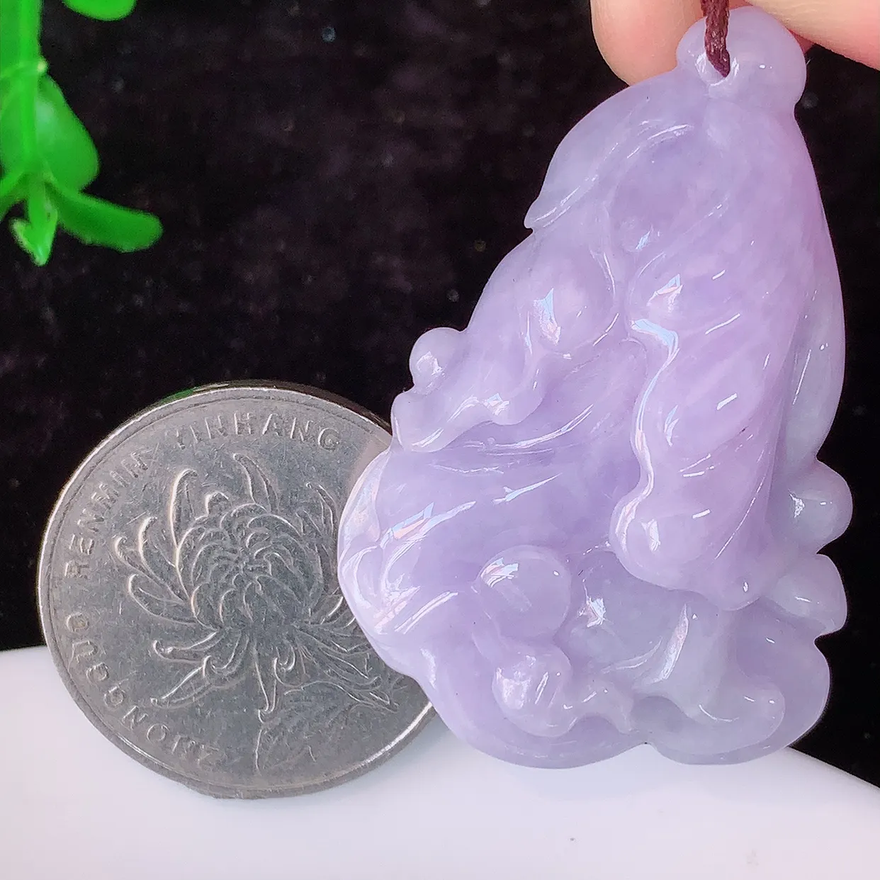 自然光实拍，冰润紫罗兰翡翠招百财白菜吊坠，百财聚来，财源滚滚，色泽鲜艳，精工水润的白菜，性价比高！#57.26
