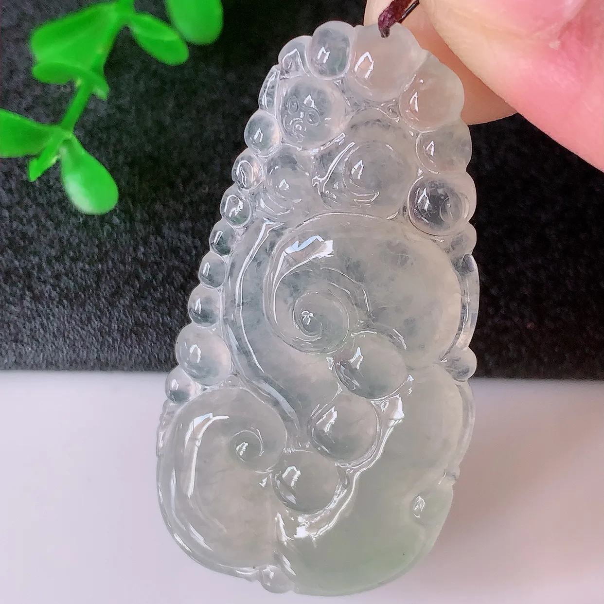 自然光实拍，冰种黄翡翡翠如意吊坠，玉坠百搭又精致，寓意着吉祥，事事如意！#01.26