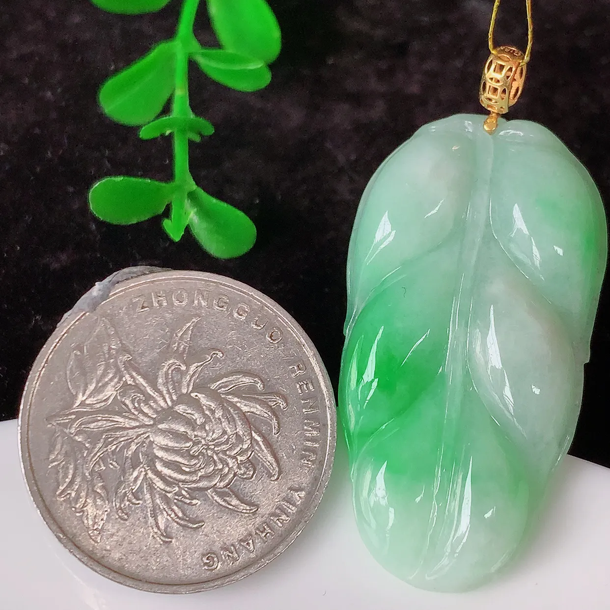自然光实拍，18K金镶嵌冰润飘绿翡翠叶子吊坠，款式新颖，佩戴效果时尚出众，尽显气质，玉质细腻，美感十足。#35.29