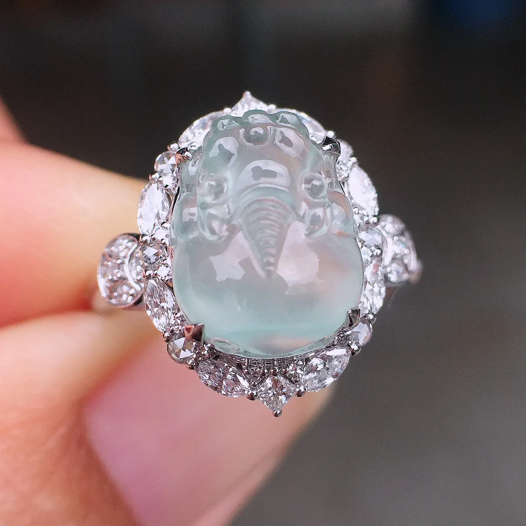 冰种貔貅戒指，玉质细腻，荧光感超
强，饱满圆润，尽显优雅气质，18k
金豪华镶嵌