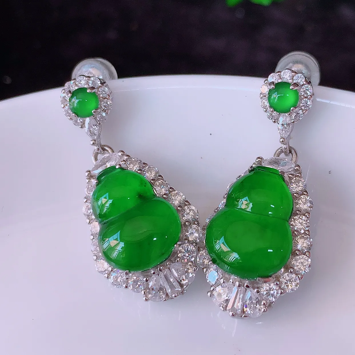 冰透满绿翡翠925银镶嵌葫芦耳坠，自然光实拍，翠色灵动，颜色漂亮，种老水足，品相佳，佩戴佳品！#97.26整体28*12.5*7裸石11.5*9