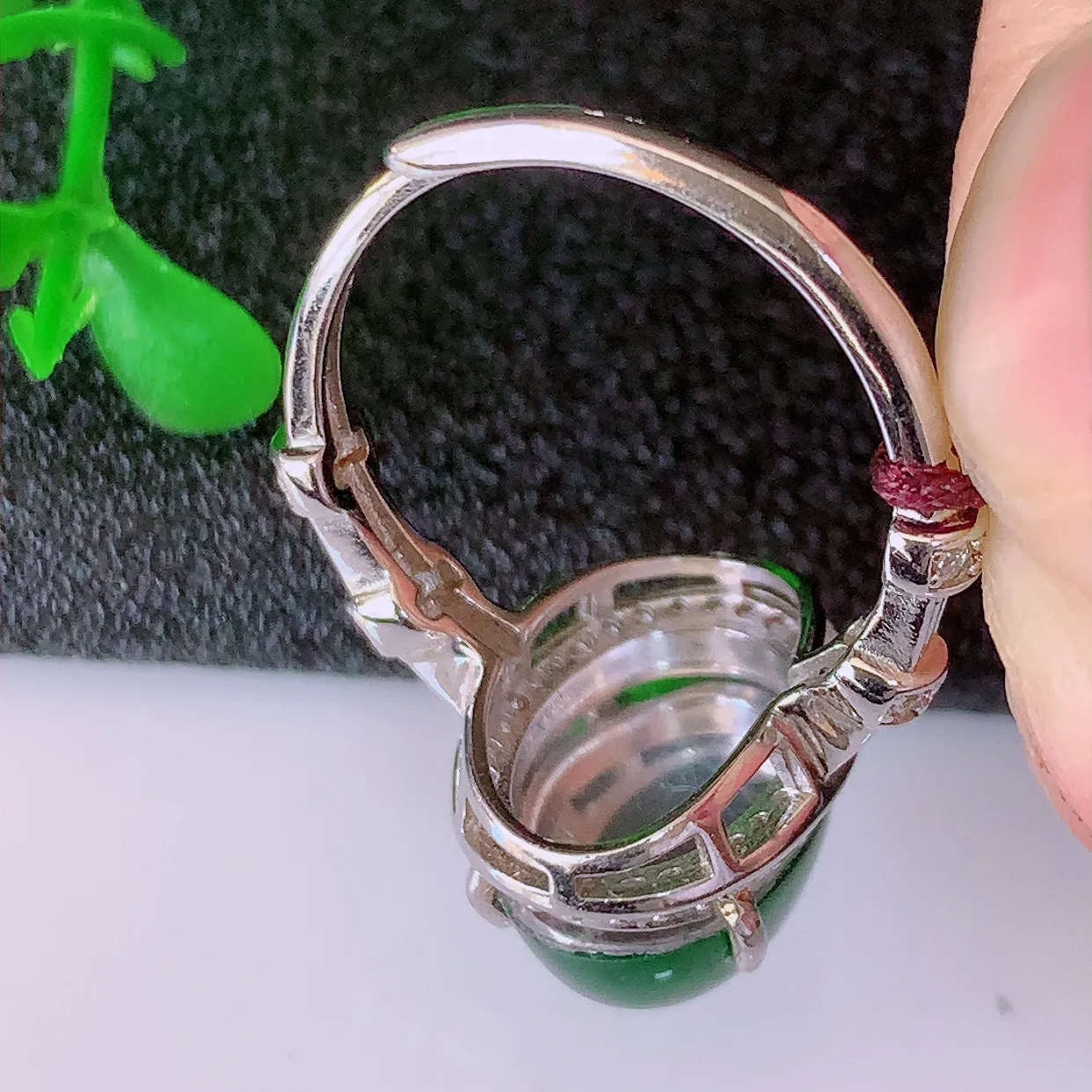 大颗冰透满绿翡翠蛋面925银镶嵌戒指，自然光实拍，翠色灵动，颜色漂亮，种老水足，品相佳，佩戴佳品！#97.26（圈口可调大小）整体27.5*17.2*9.6裸石12.5*9