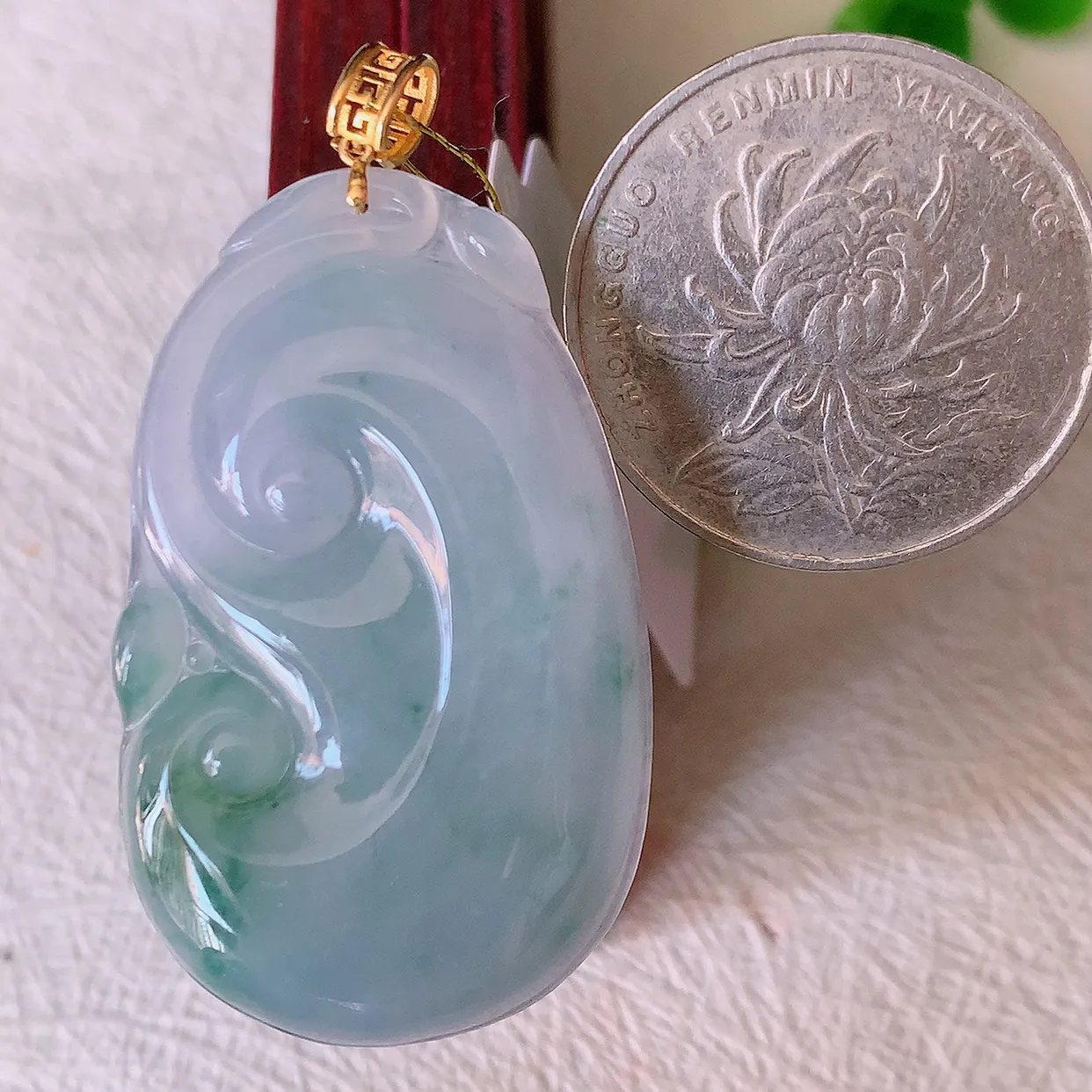 自然光实拍，18k金镶嵌紫罗兰飘花翡翠如意吊坠，寓意顺心如意，事事如意，吉祥如意，细腻饱满，色泽鲜艳，称心如意佩戴优雅时尚！#35.26整体45.5裸石39.5*24.5*5.6