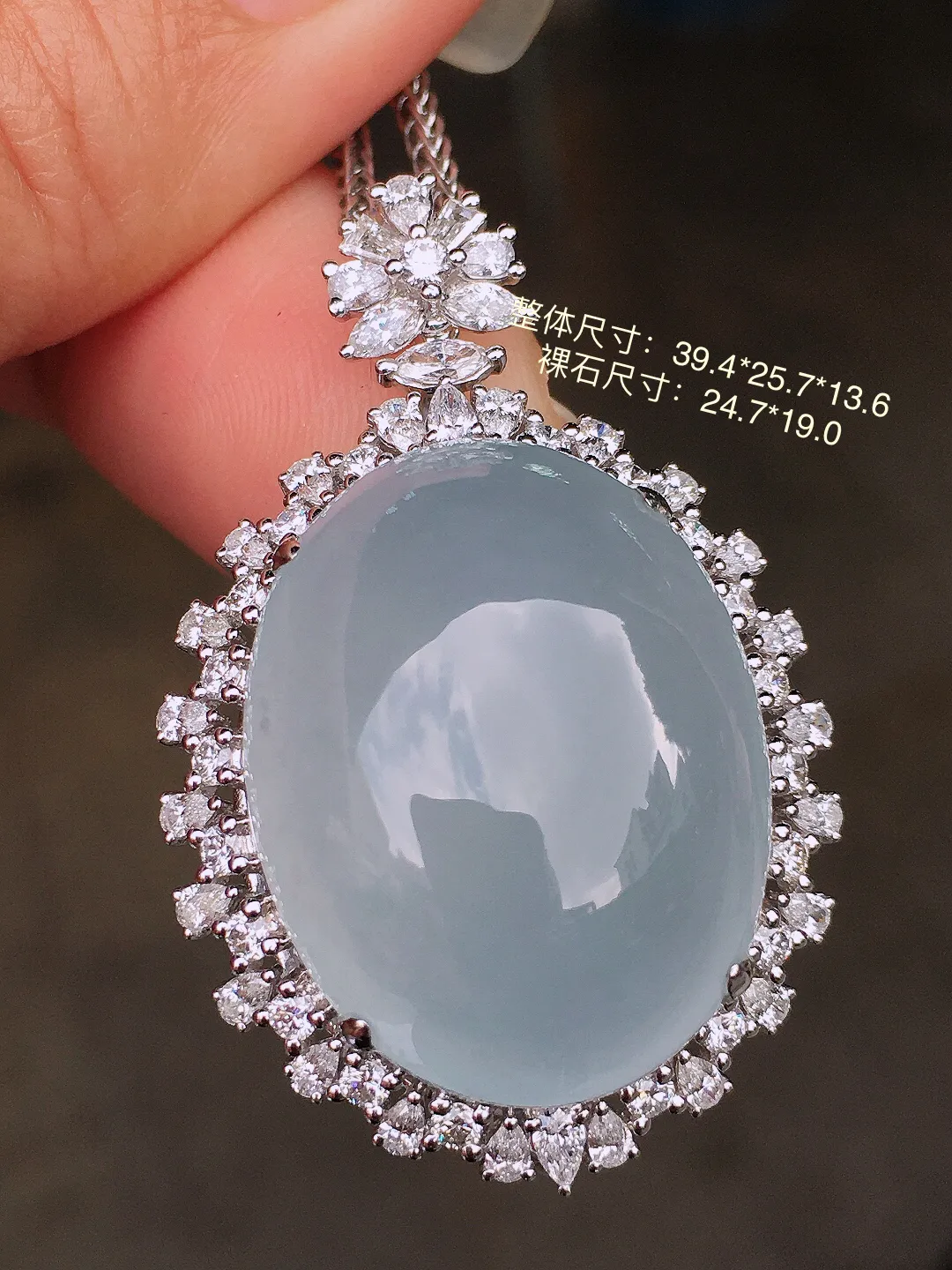 冰种蛋面吊坠，玉质细腻，荧光感超
强，饱满圆润，尽显优雅气质，18k
金豪华镶嵌