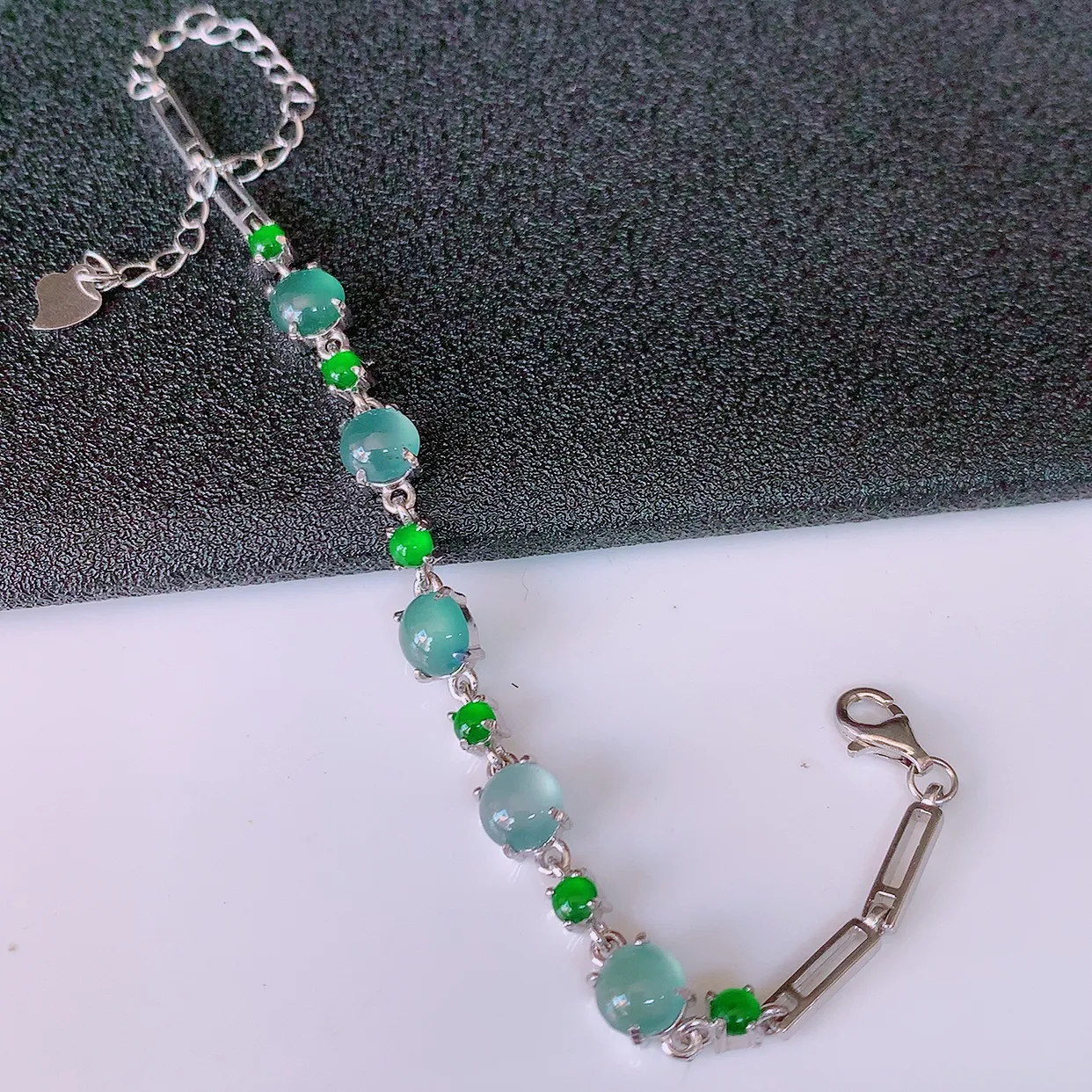 冰透满绿翡翠925银镶嵌手链，自然光实拍，翠色灵动，颜色漂亮，种老水足，品相佳，佩戴佳品！#97.26整体6*5.5*4.5裸石6*5.5