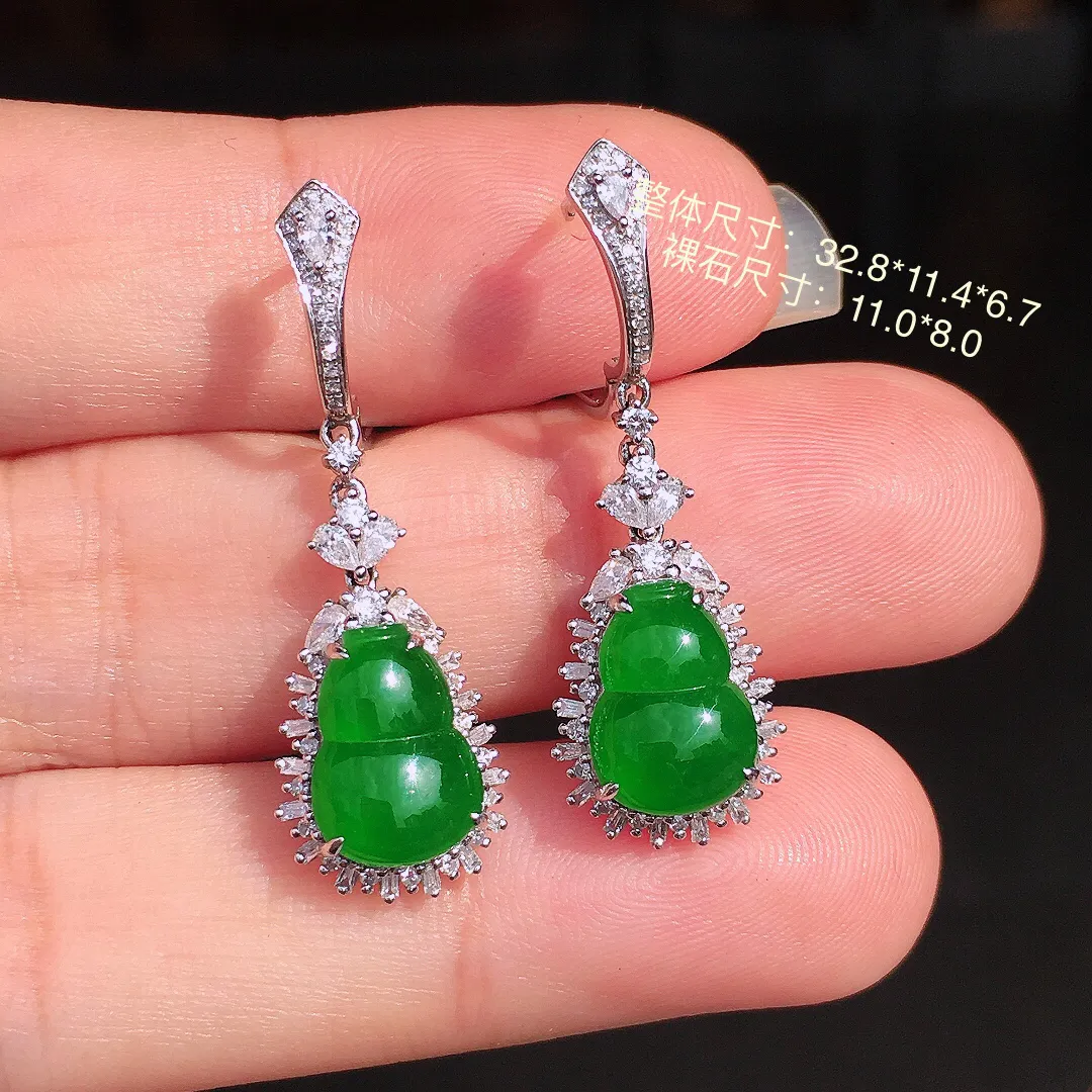 阳绿葫芦耳坠，色泽均匀艳丽，玉质细腻，荧光感超
强，饱满圆润，尽显优雅气质，18k
金豪华镶嵌