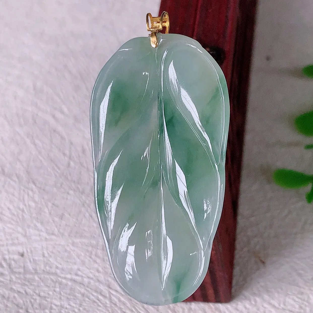 18K金镶嵌冰种飘花翡翠叶子吊坠 ，种水足，色泽清新，工艺精湛，叶子寓意美好；金枝玉叶，事业有成。#93.29整体43.8裸石39*20.5-4.8