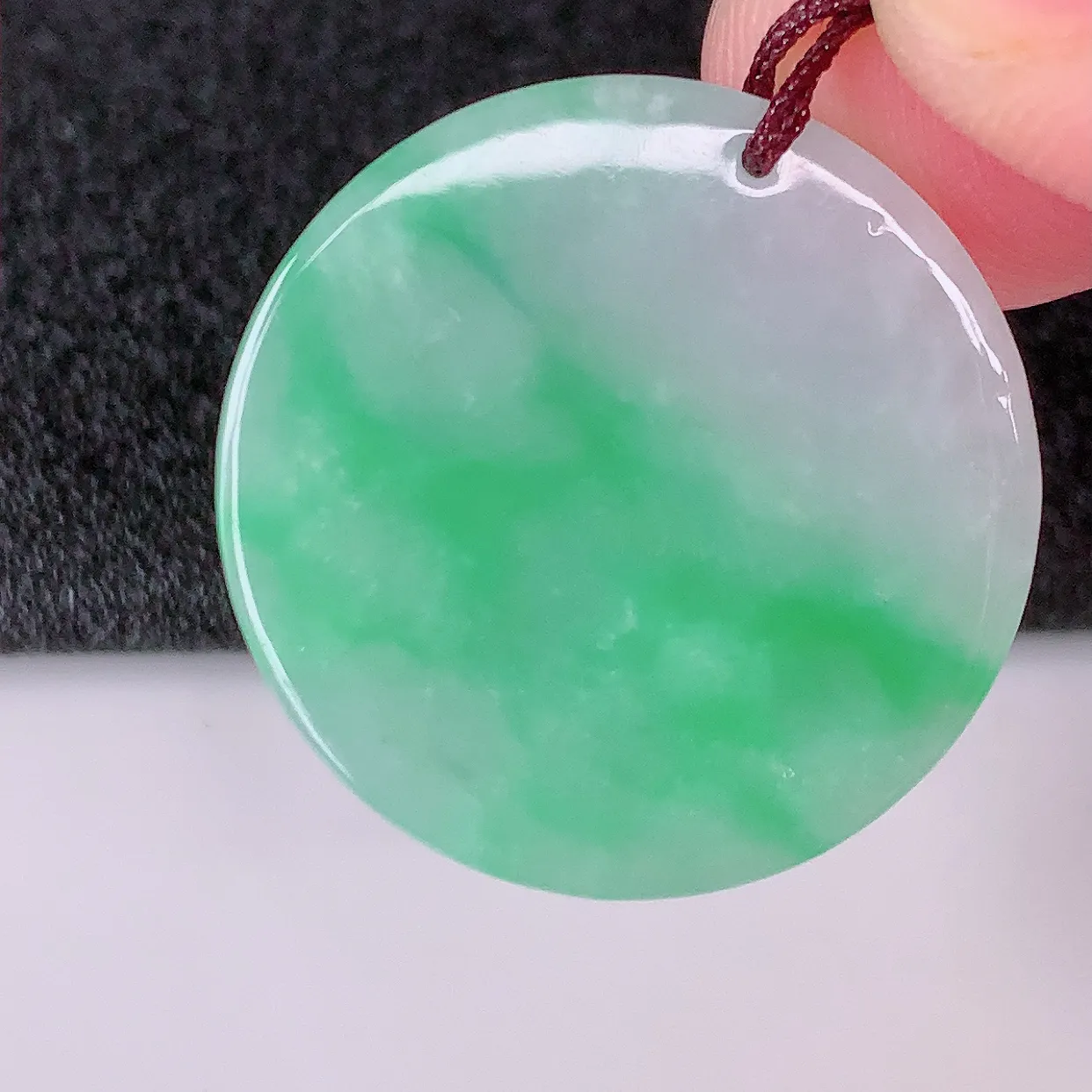 自然光实拍，冰润飘绿翡翠平安无事牌吊坠，平平安安，无事牌翠色灵动，佩戴平安时尚！#57.29