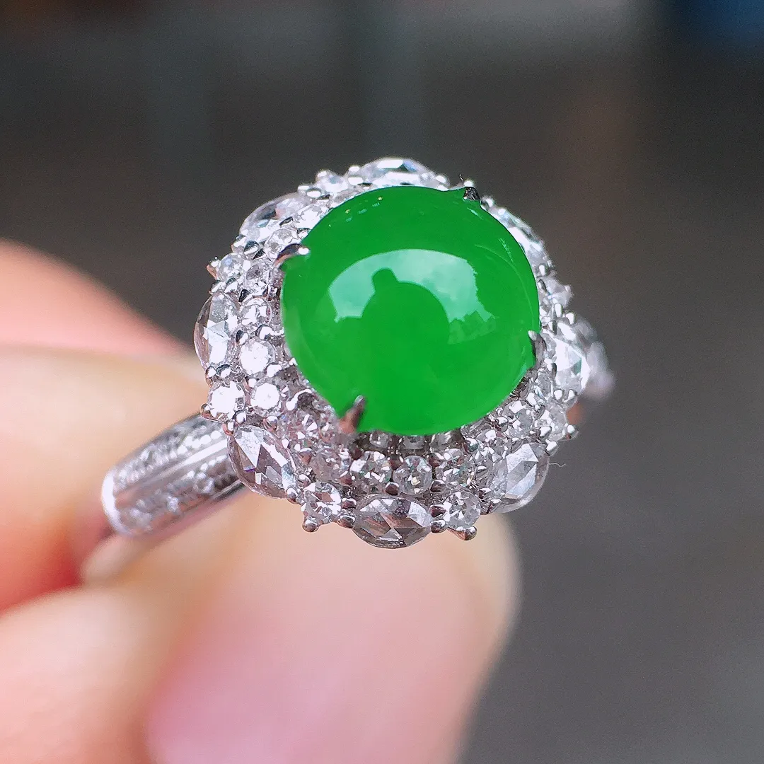 阳绿蛋面戒指，色泽均匀艳丽，玉质细腻，荧光感超
强，饱满圆润，尽显优雅气质，18k
金豪华镶嵌