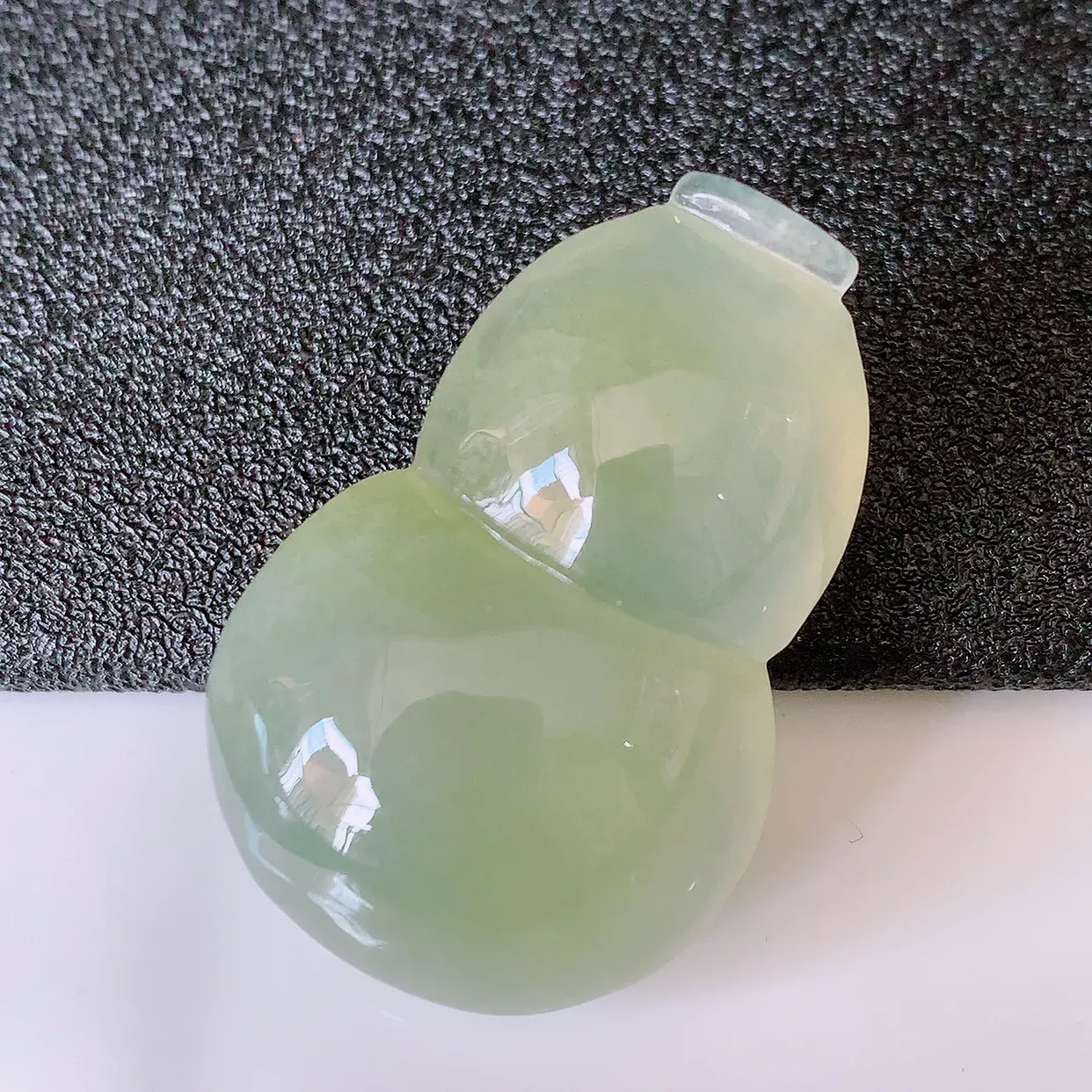 自然光实拍，冰种黄翡翡翠葫芦吊坠，葫芦寓意福禄双全，财源滚滚，饱满，清新脱俗，佩戴效果优雅迷人！#01.26