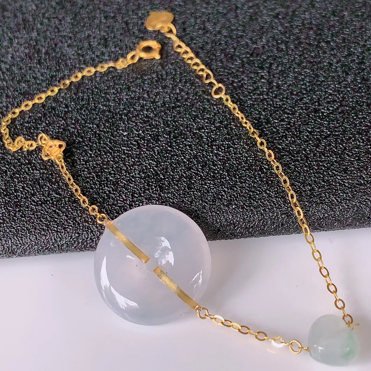 自然光实拍 18k金镶嵌冰种翡翠平安扣手链，沁人心脾，豪华镶嵌而成，手链佩戴效果大气出众，尽显气质。翡翠种水好，胶感足，颜相当漂亮，高性价比，值得入手品鉴！#57.29平安扣16*3.5