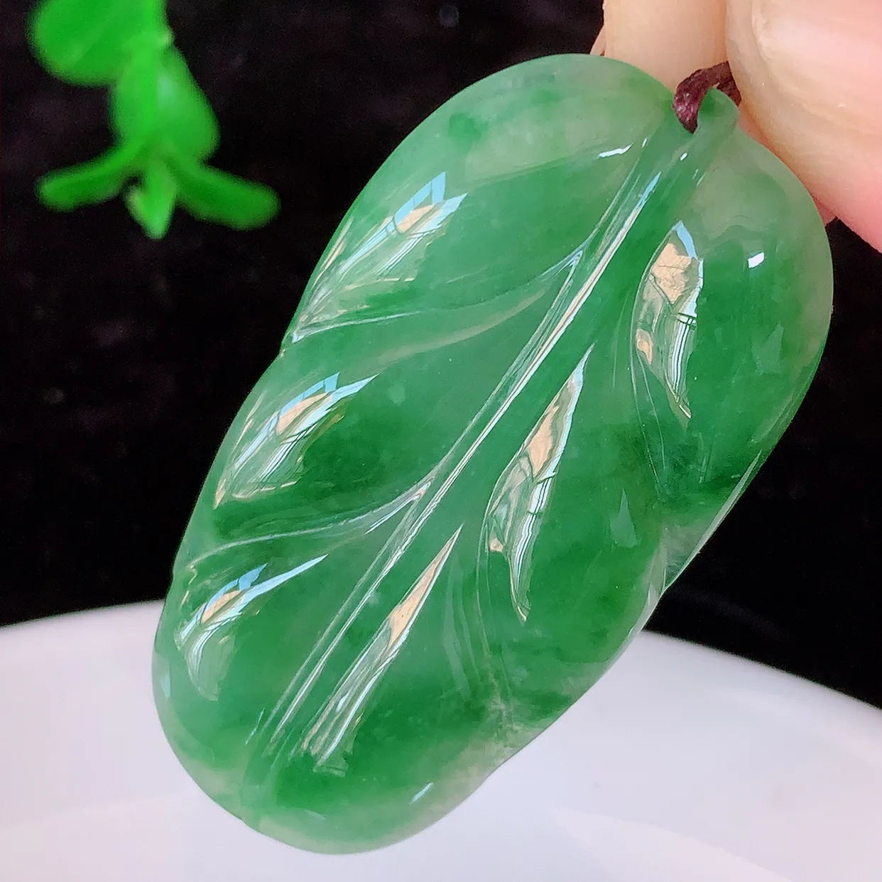 自然光实拍，冰飘花翡翠金枝玉叶叶子吊坠，寓意“大业有成，一夜成名，”水润通透叶子，翡翠叶子，清秀高雅，性价比超值！#75.26