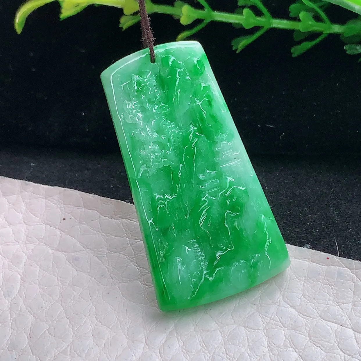 zzx自然光40.3*21.8*4.8天然缅甸翡翠阳绿山水 大好河山玉吊坠