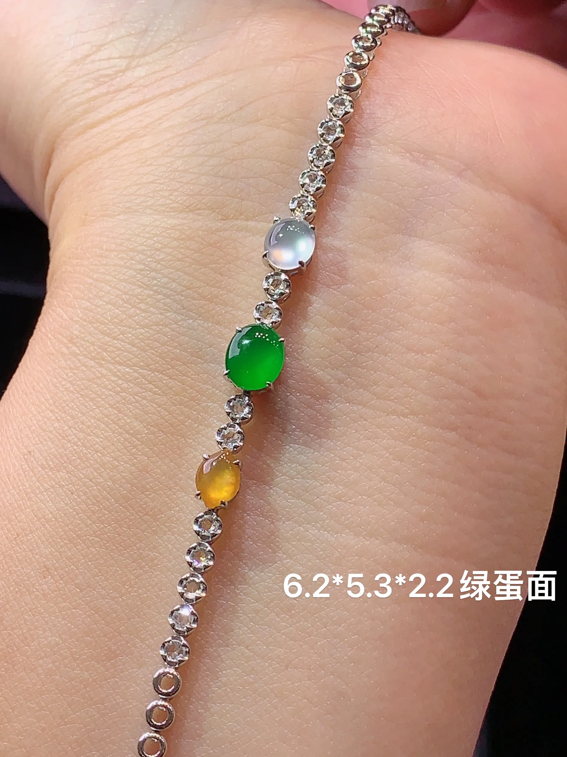 18k金钻镶嵌多彩蛋面手链 玉质细腻 色泽艳丽 水润亮眼  整体尺寸6.2*5.3*2.2