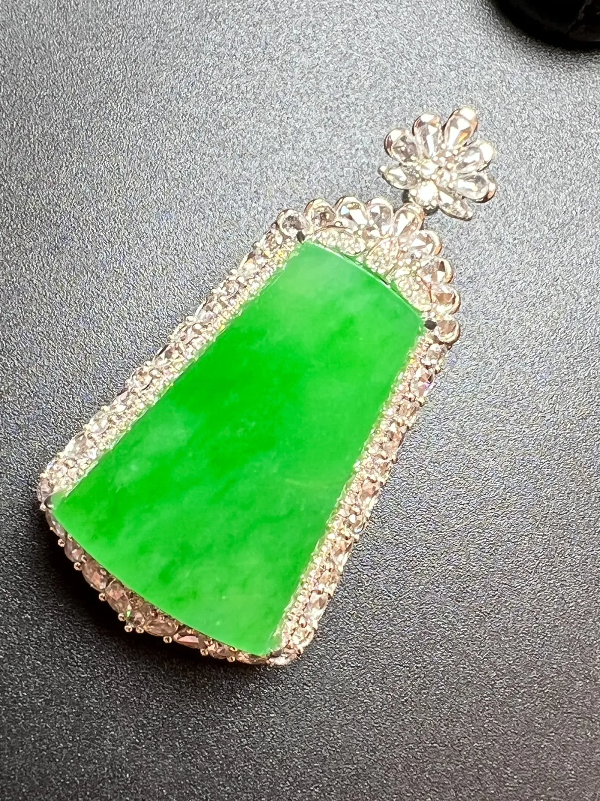 阳绿方牌色阳、超厚装，整体尺寸45.7*23.8*14 裸石尺寸27.6*18.9*4.5