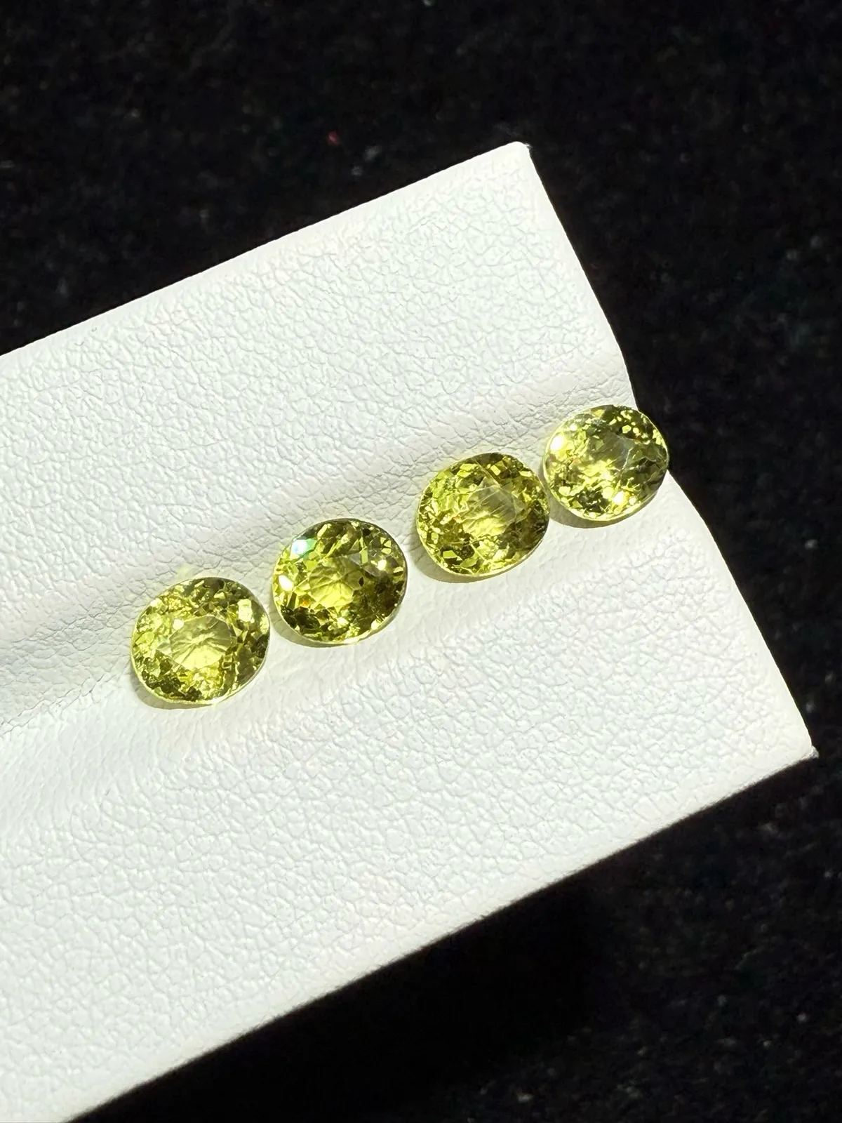 3.365ct天然马里榴石裸石，尺寸5.9*5.1*3.3毫米，颜色美艳 ，晶体通透，火彩足