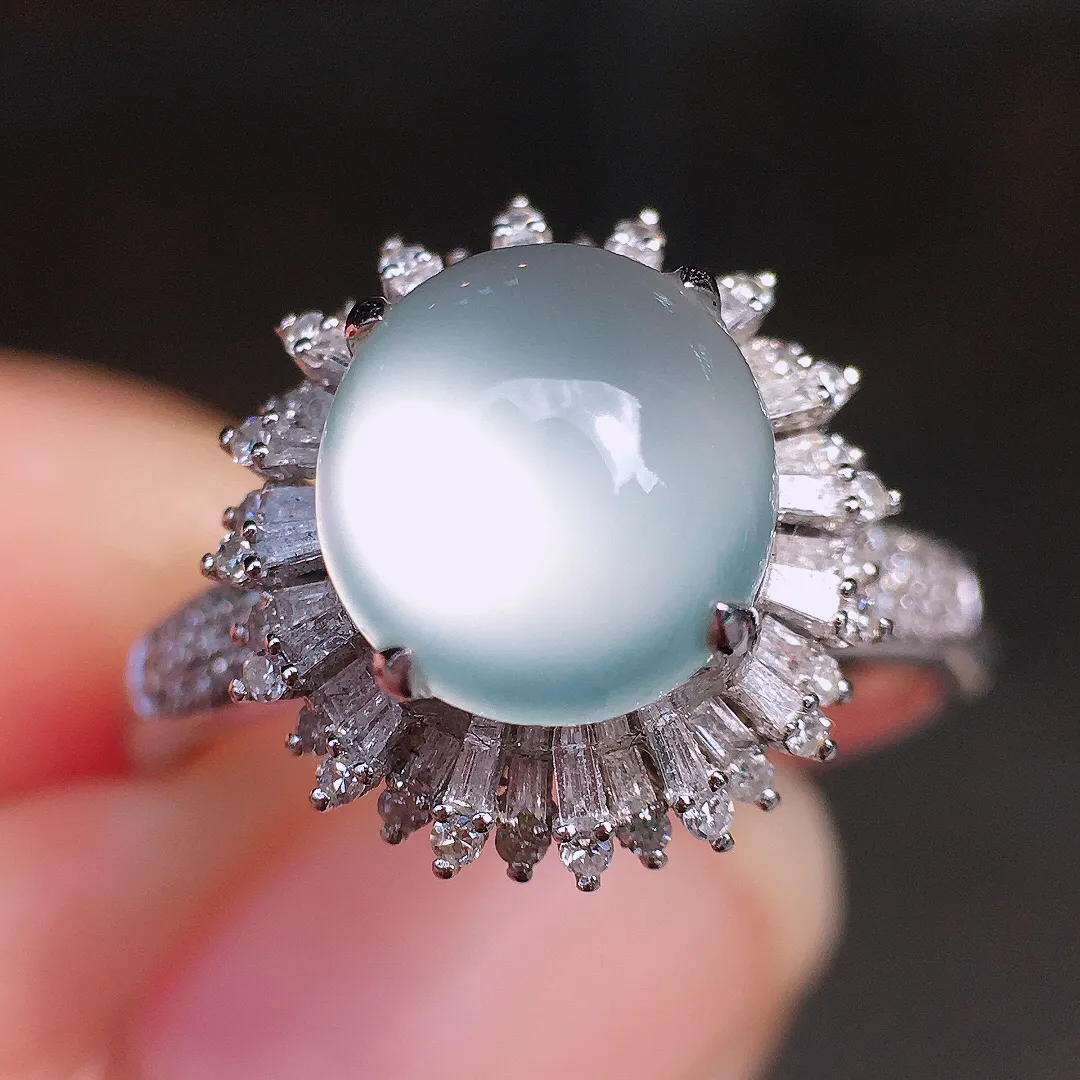 冰种蛋面戒指，玉质细腻，荧光感超
强，饱满圆润，尽显优雅气质，18k
金豪华镶嵌