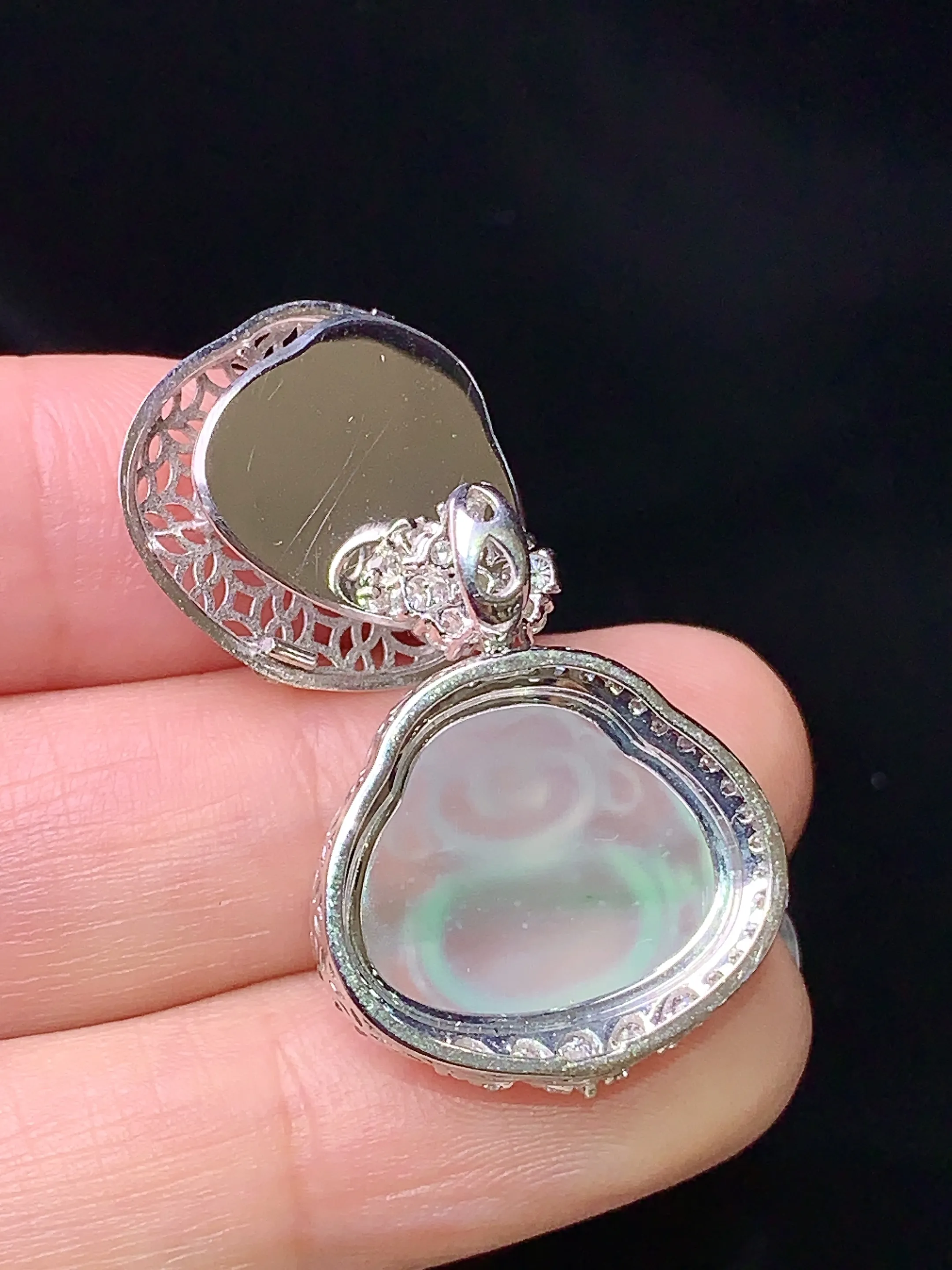 18k金钻镶嵌飘绿佛公吊坠 玉质细腻 色泽艳丽 水润亮眼  整体尺寸24.8*19.3*9.8