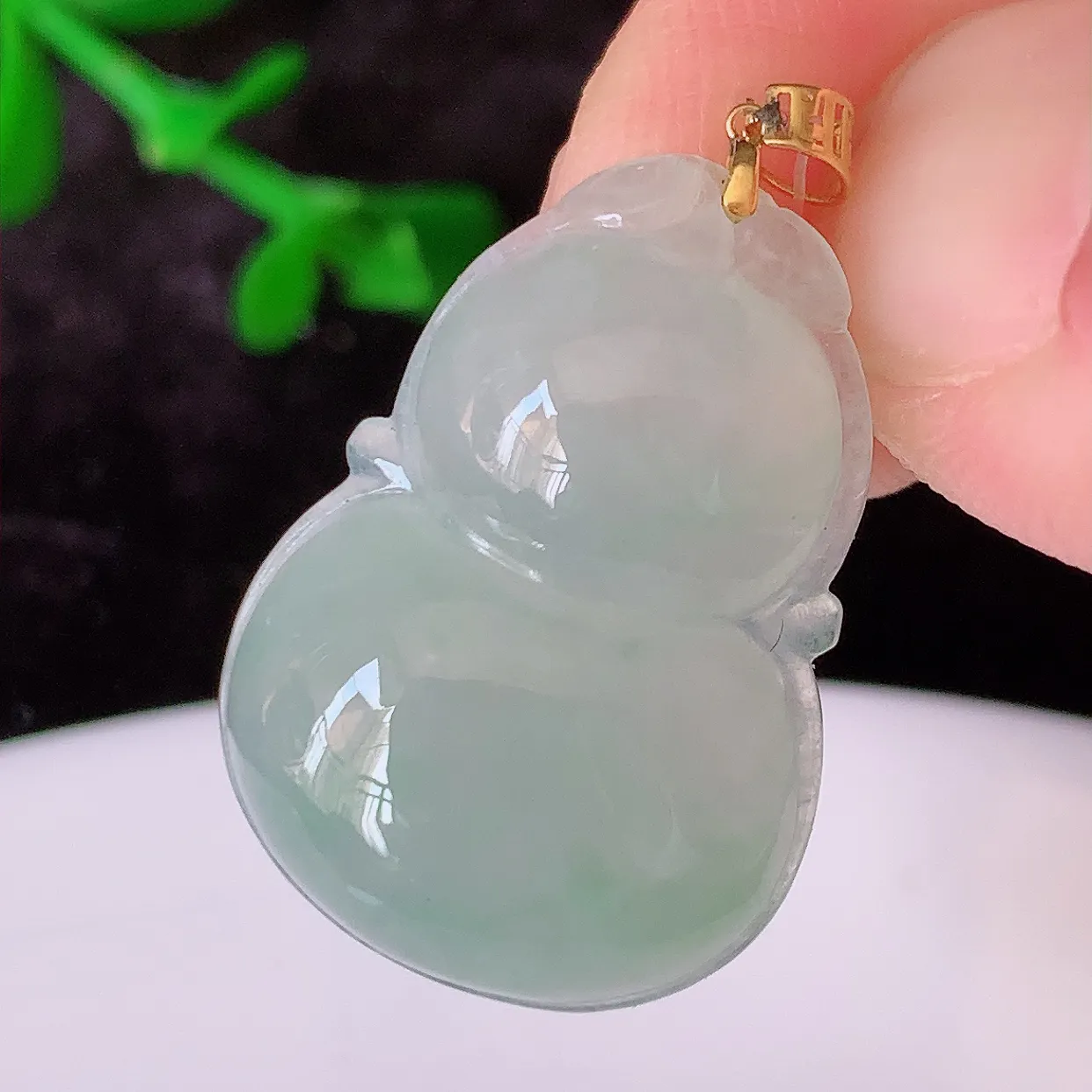 18K金镶嵌冰种飘花翡翠葫芦吊坠，葫芦寓意福禄双全，财源滚滚，佩戴效果优雅迷人！#49.26