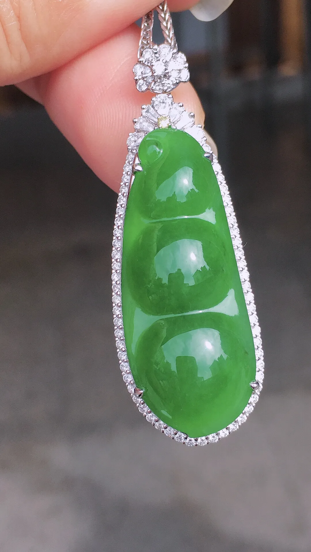 阳绿福豆吊坠，色泽均匀艳丽，玉质细腻，荧光感超
强，饱满圆润，尽显优雅气质，18k
金豪华镶嵌