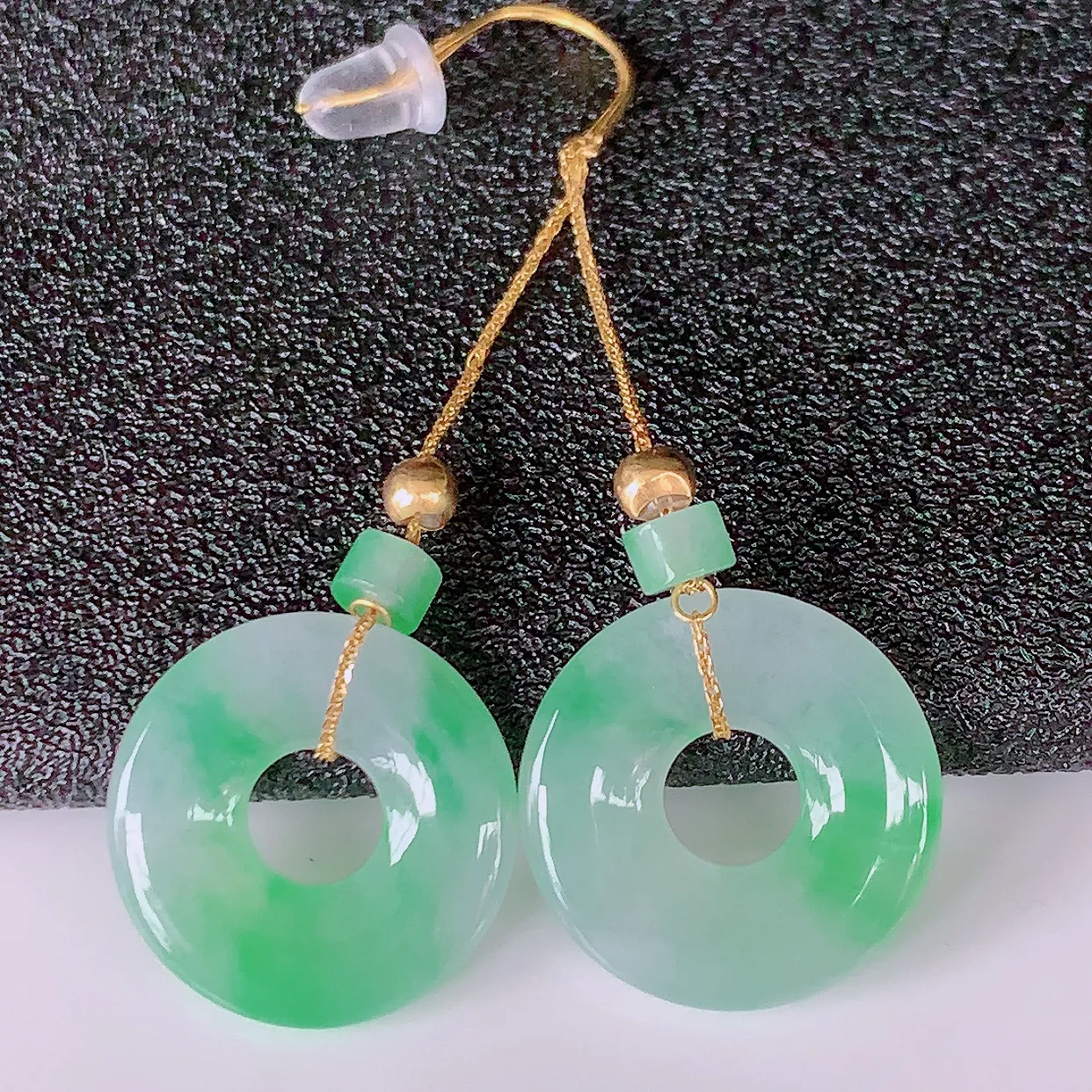 18k金镶嵌冰种飘绿翡翠平安扣耳坠，沁人心脾，耳坠佩戴效果大气出众，尽显气质。种水好，胶感足，颜相当