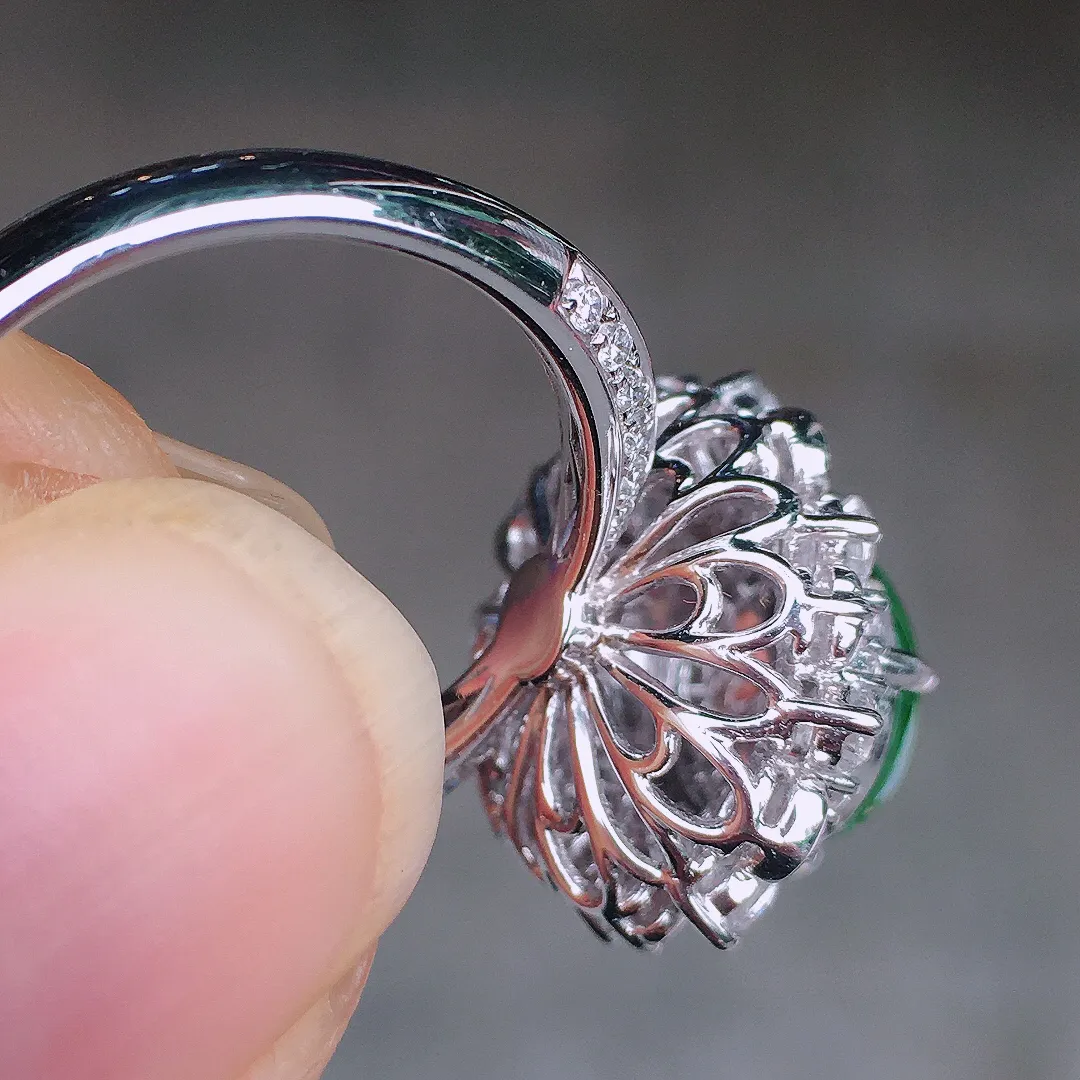 阳绿蛋面戒指，色泽均匀艳丽，玉质细腻，荧光感超
强，饱满圆润，尽显优雅气质，18k
金豪华镶嵌