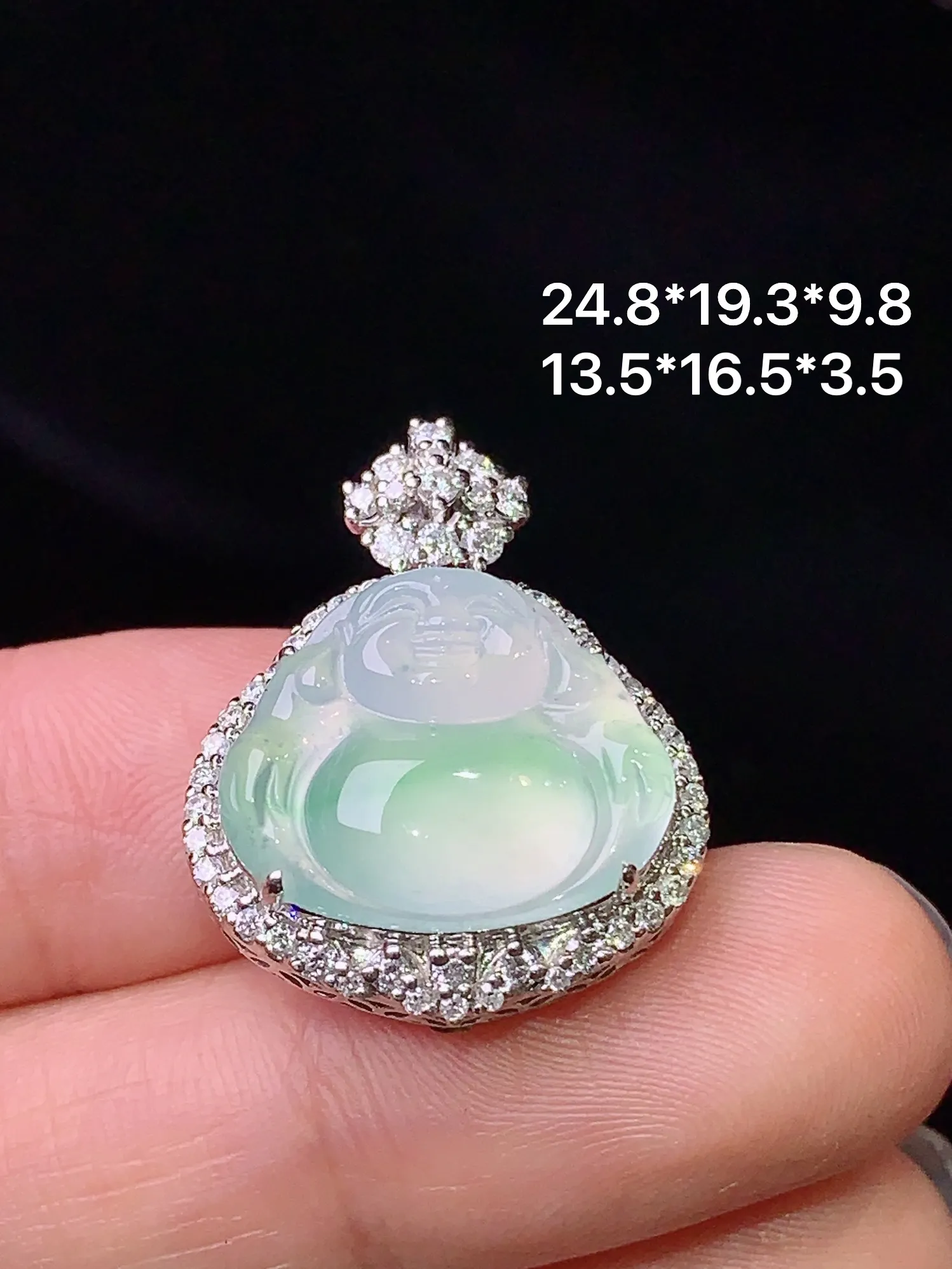 18k金钻镶嵌飘绿佛公吊坠 玉质细腻 色泽艳丽 水润亮眼  整体尺寸24.8*19.3*9.8