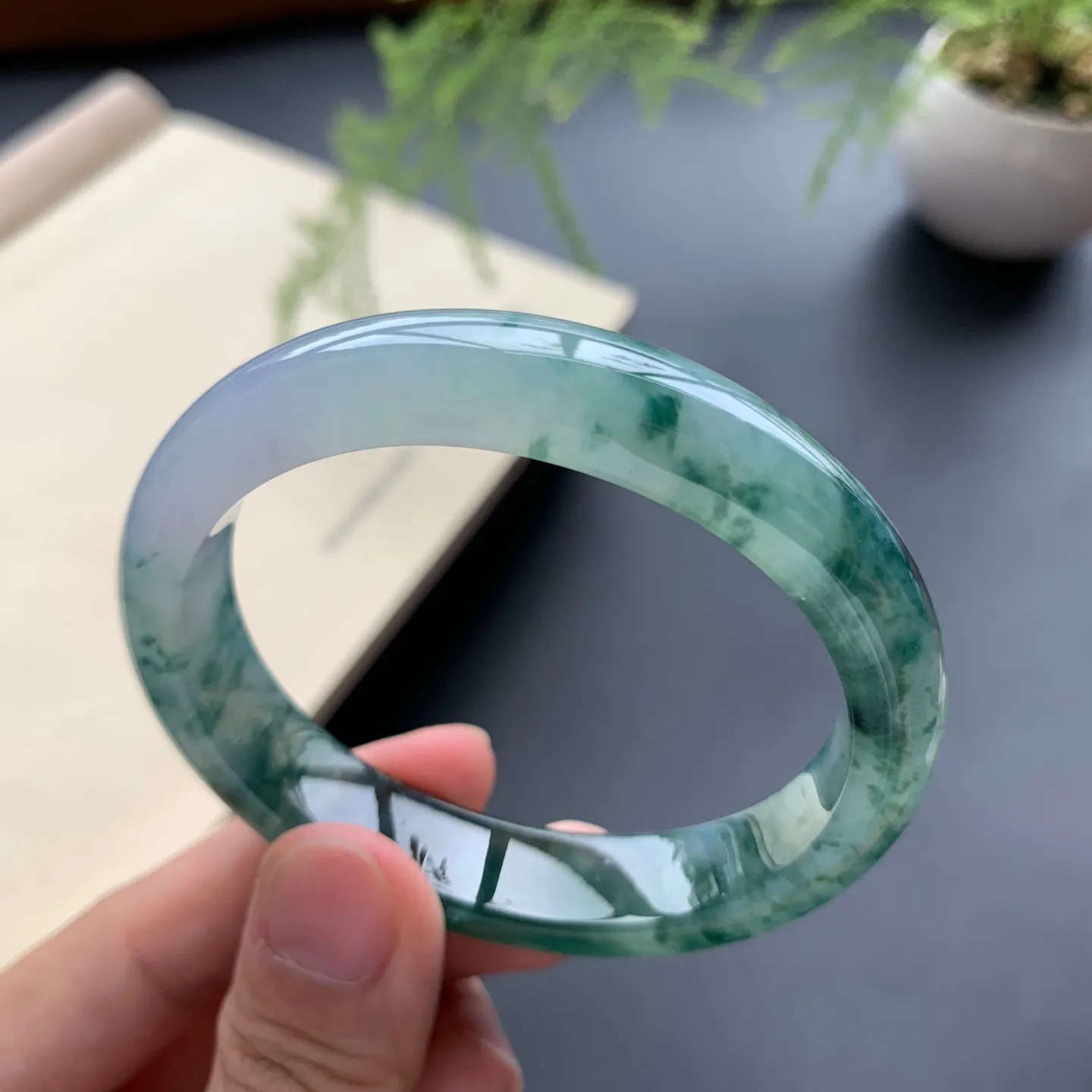 53.5圈口冰种飘花贵妃手镯 尺寸：53.5-46.2-12-7.6，无纹裂，水润起胶，花色浓郁