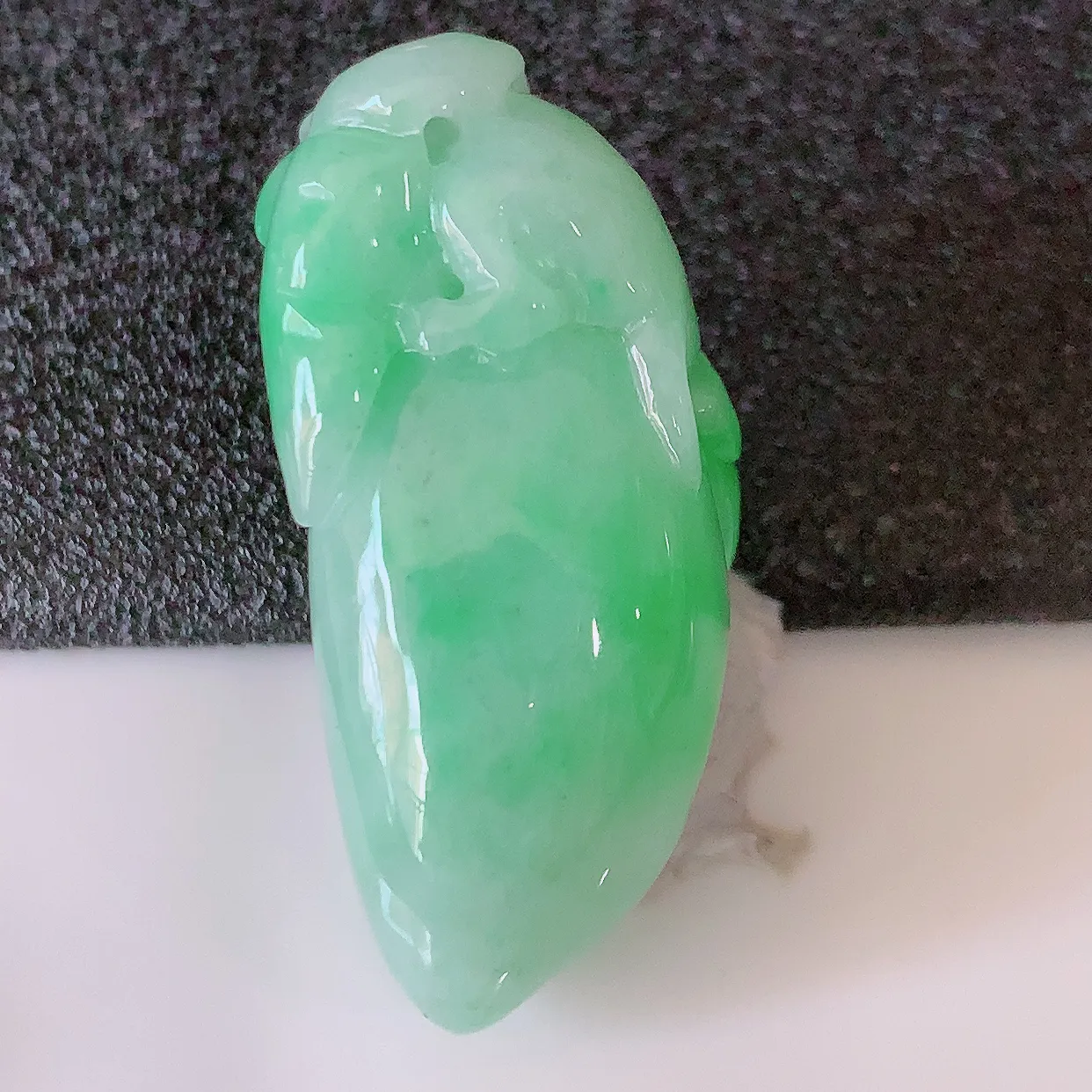 自然光实拍，水润飘绿翡翠招财福瓜吊坠，精美饱满福瓜，种水足，形态圆润饱满，福相十足 ！#05.26