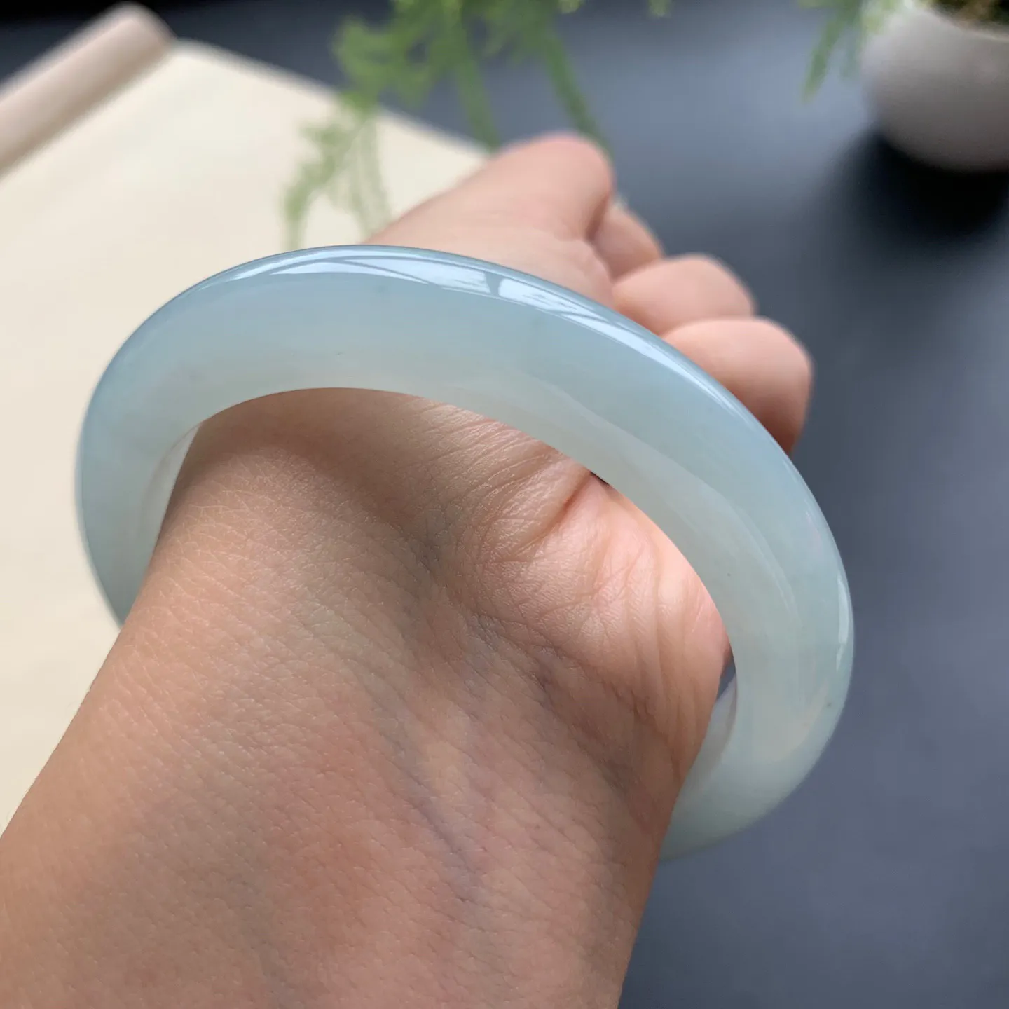 53.5圈口冰晴底正圈手镯 尺寸：53.5-11-8.5，无纹裂，细腻釉洁，水润起胶